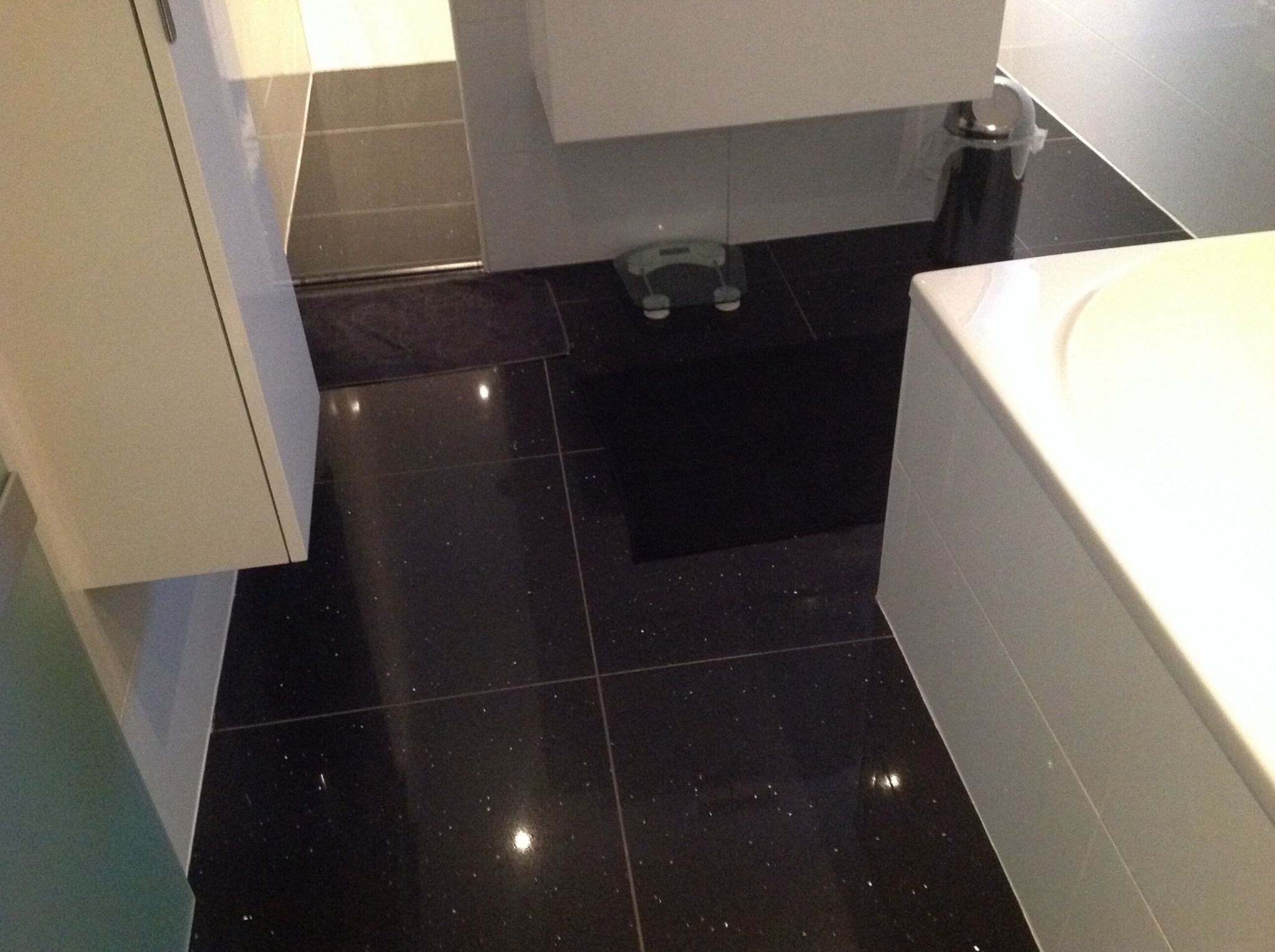 Opnieuw kitten badkamer oude kit verwijderen opnieuw kitten douche