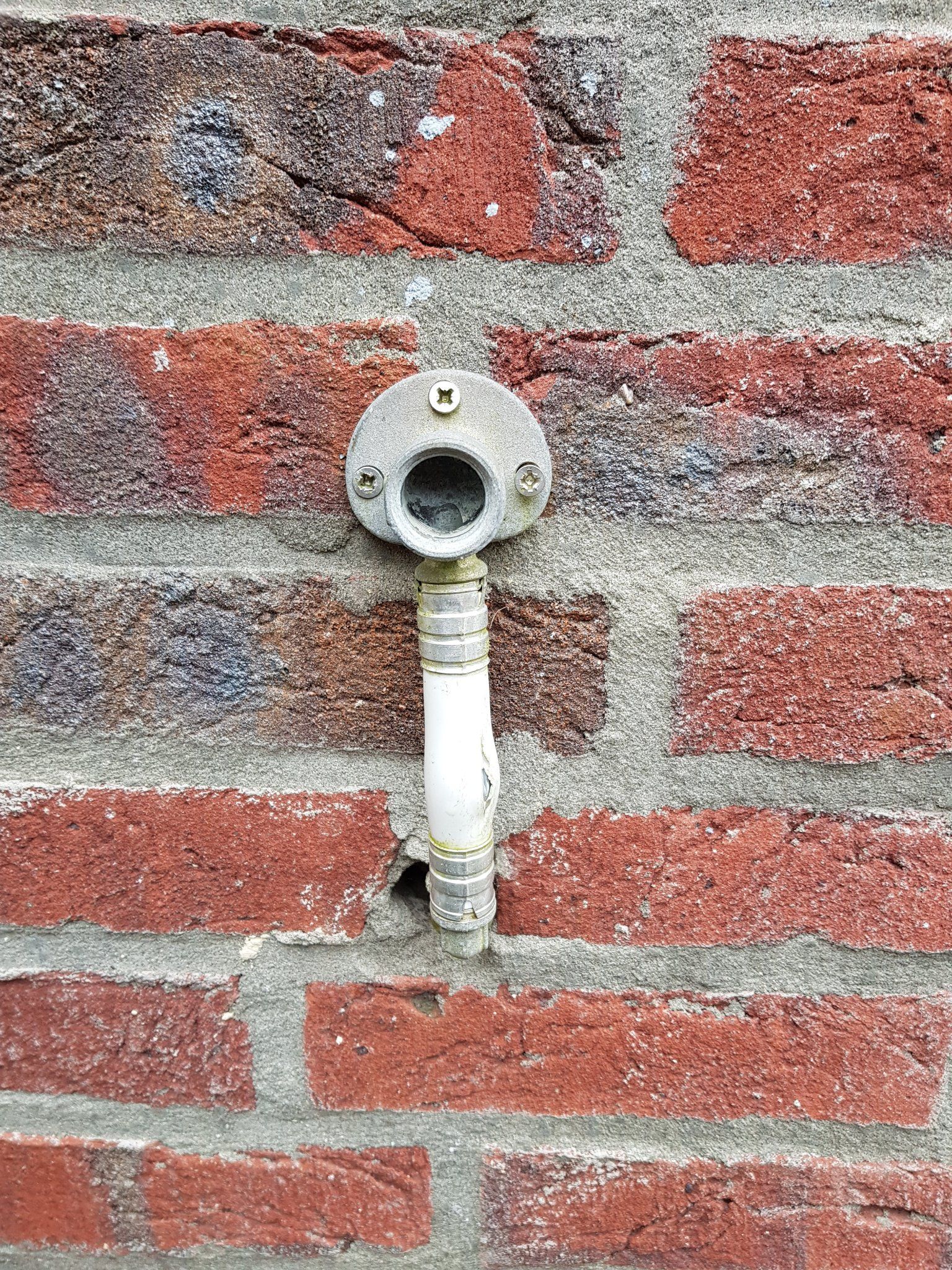 Twee buitenkranen installeren op flexibele waterleiding Werkspot