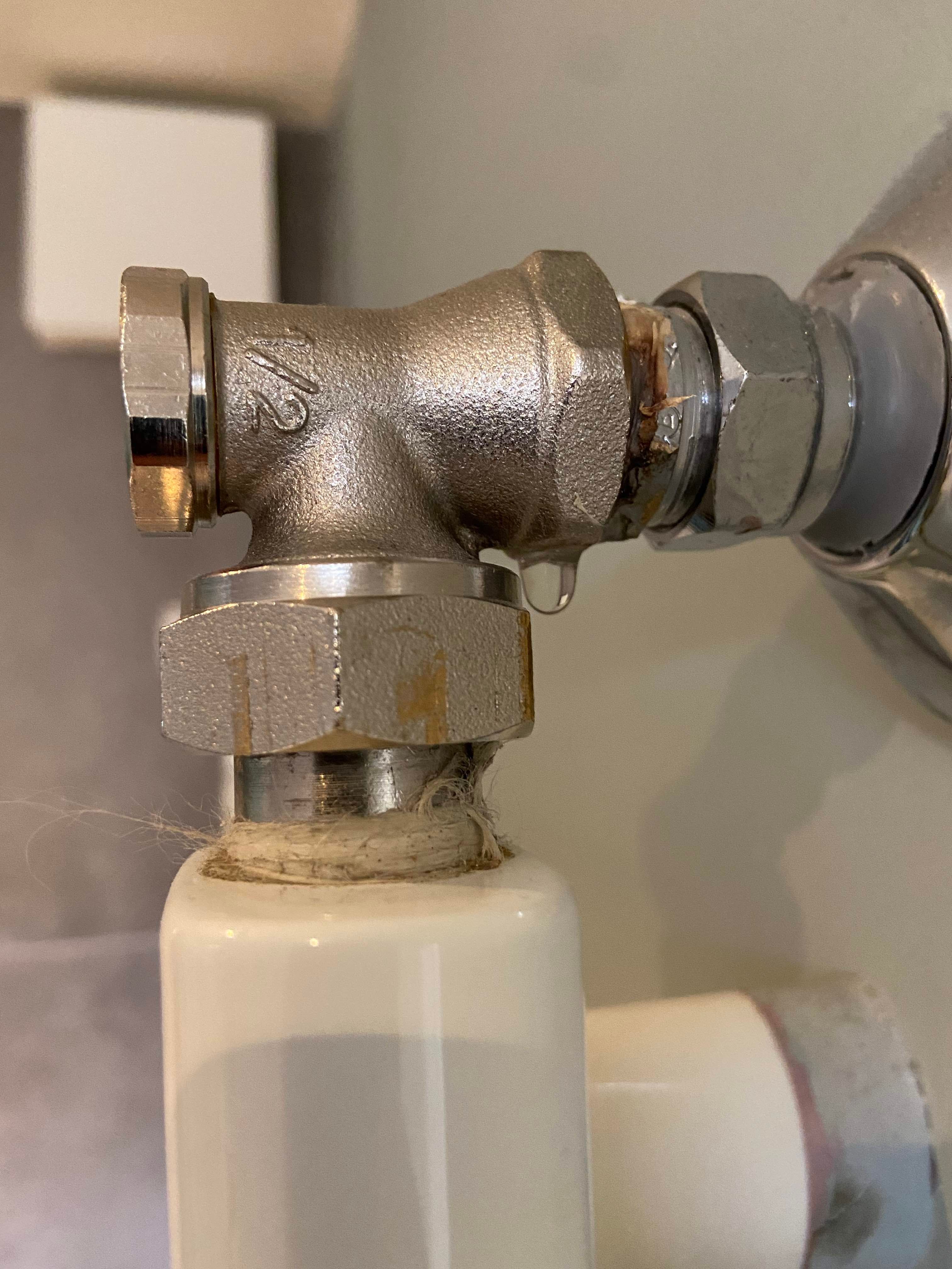 Lekkage Radiator lekt bij draaiknop en koppelstuk Werkspot