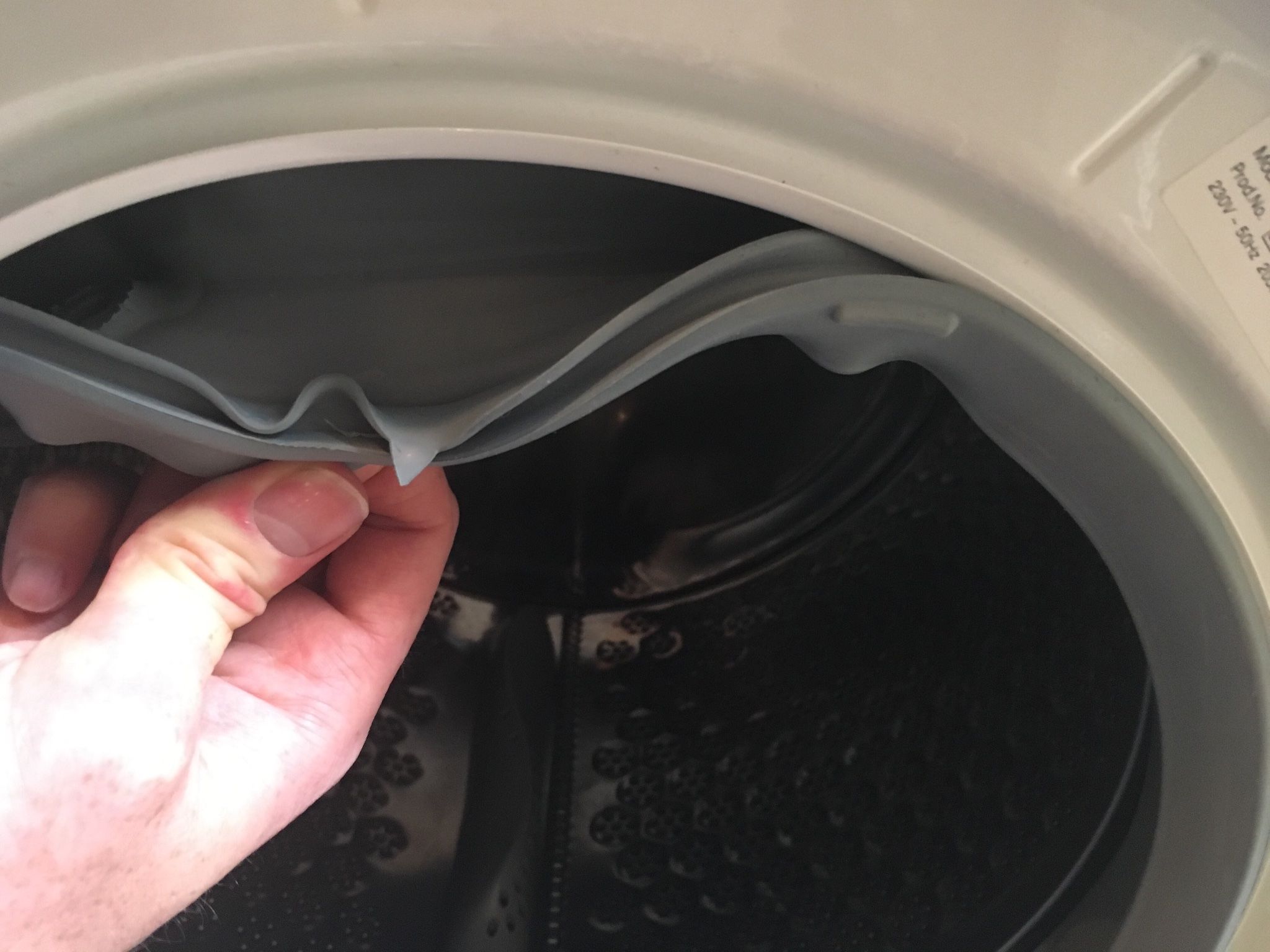 Wasmachine. Metalen ring om rubber is los Werkspot