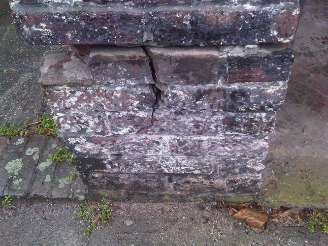 Repareren buitenmuur bij scharnier van garagedeur - Werkspot