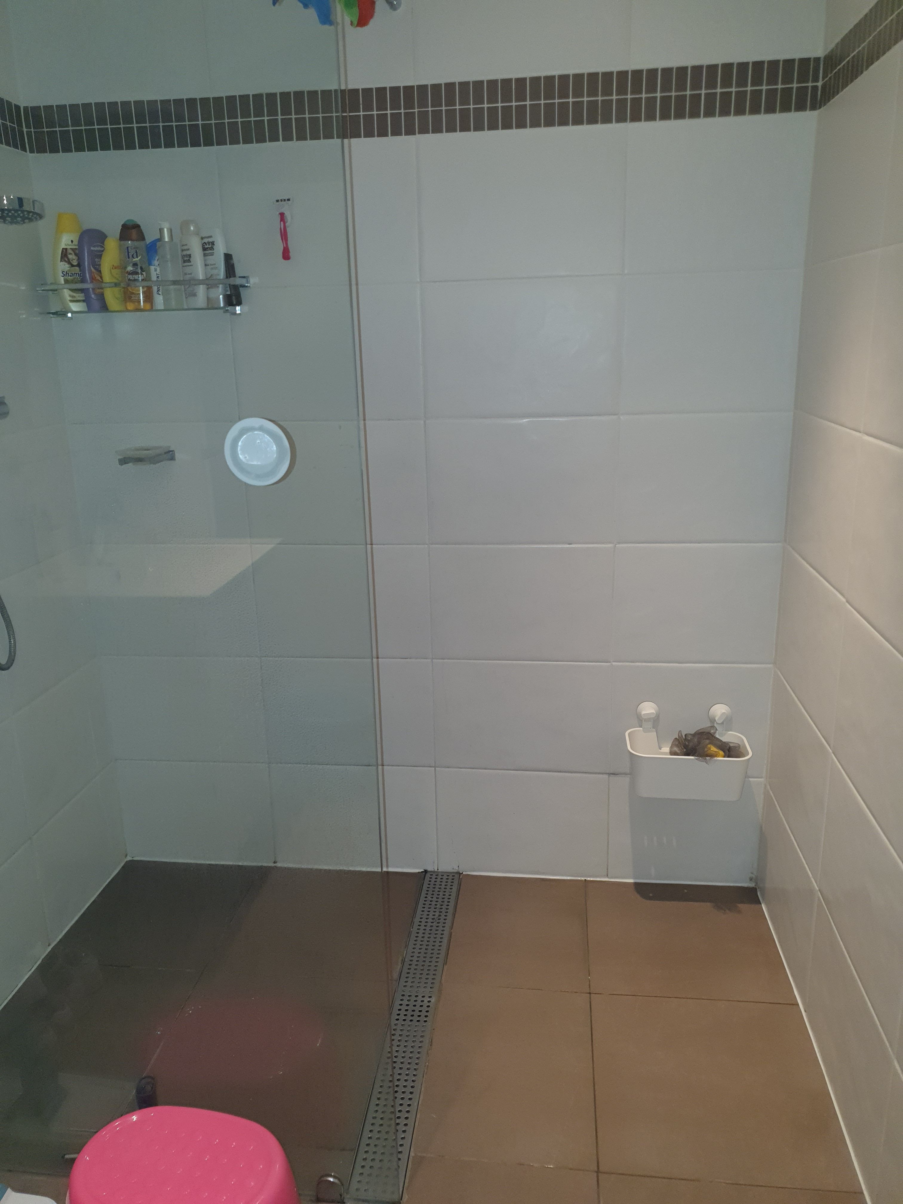 Tegels zetten 20 m2; Muur, Vloer, douchegoot (1m) verwijderen en n