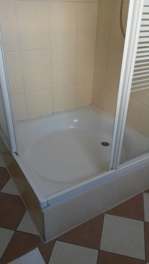 verwijderen en opnieuw kitten van douchebak van 1x1 m Werkspot