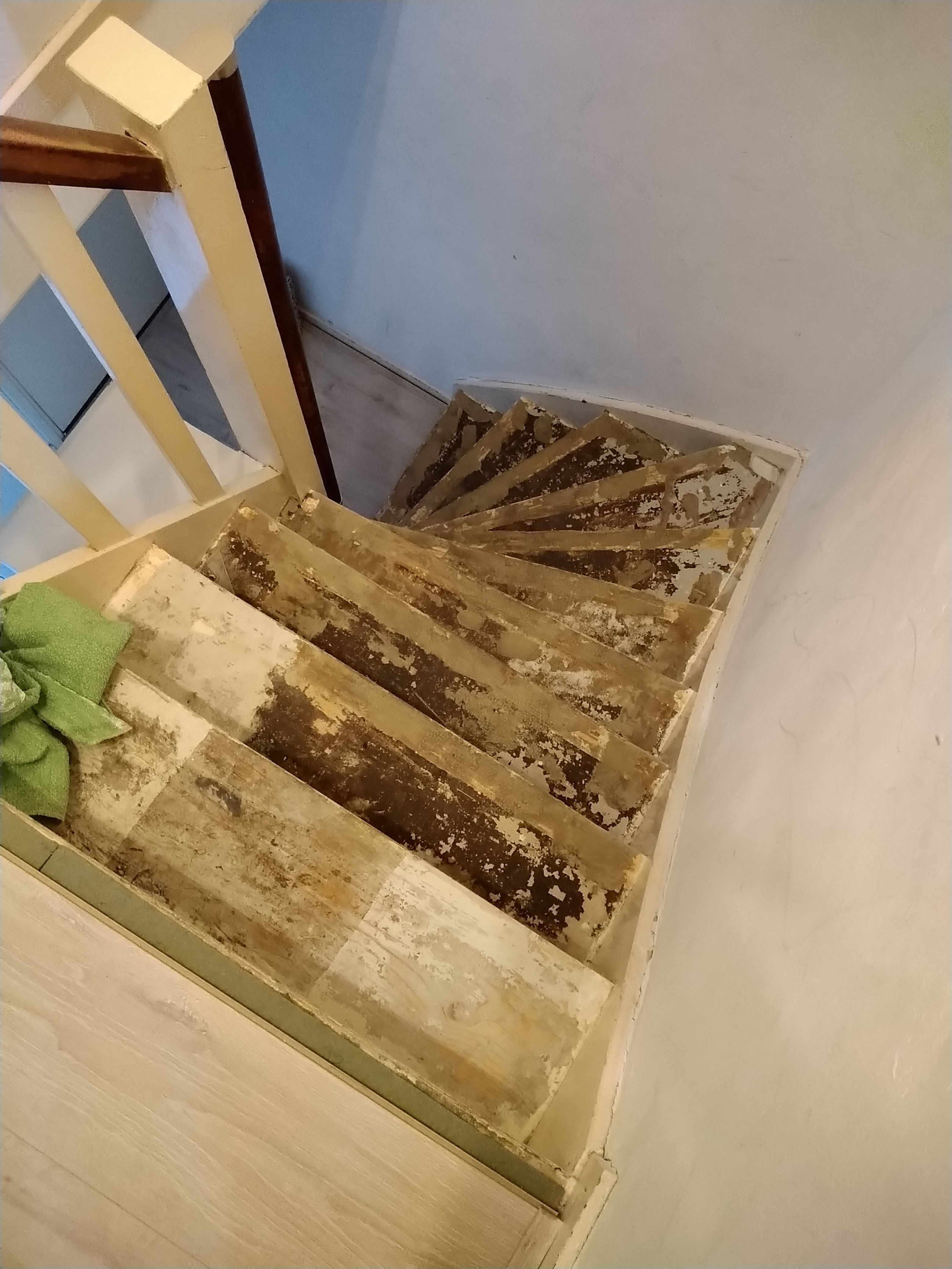 Trap repareren Verwijderen lijmresten en glad maken zodat de trap... Werkspot