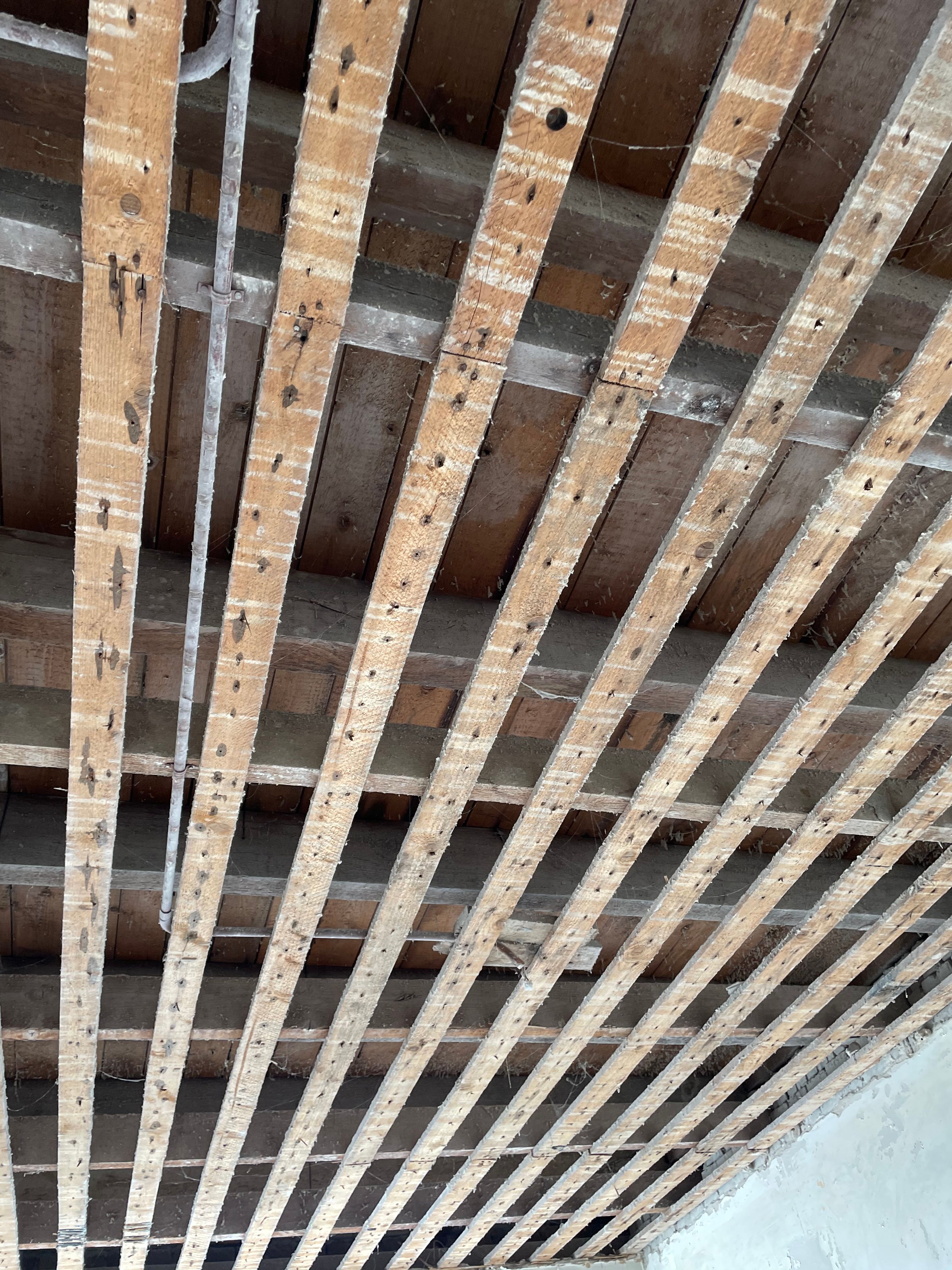 Plafond 90 m²; Metal stud plafond plaatsen Werkspot