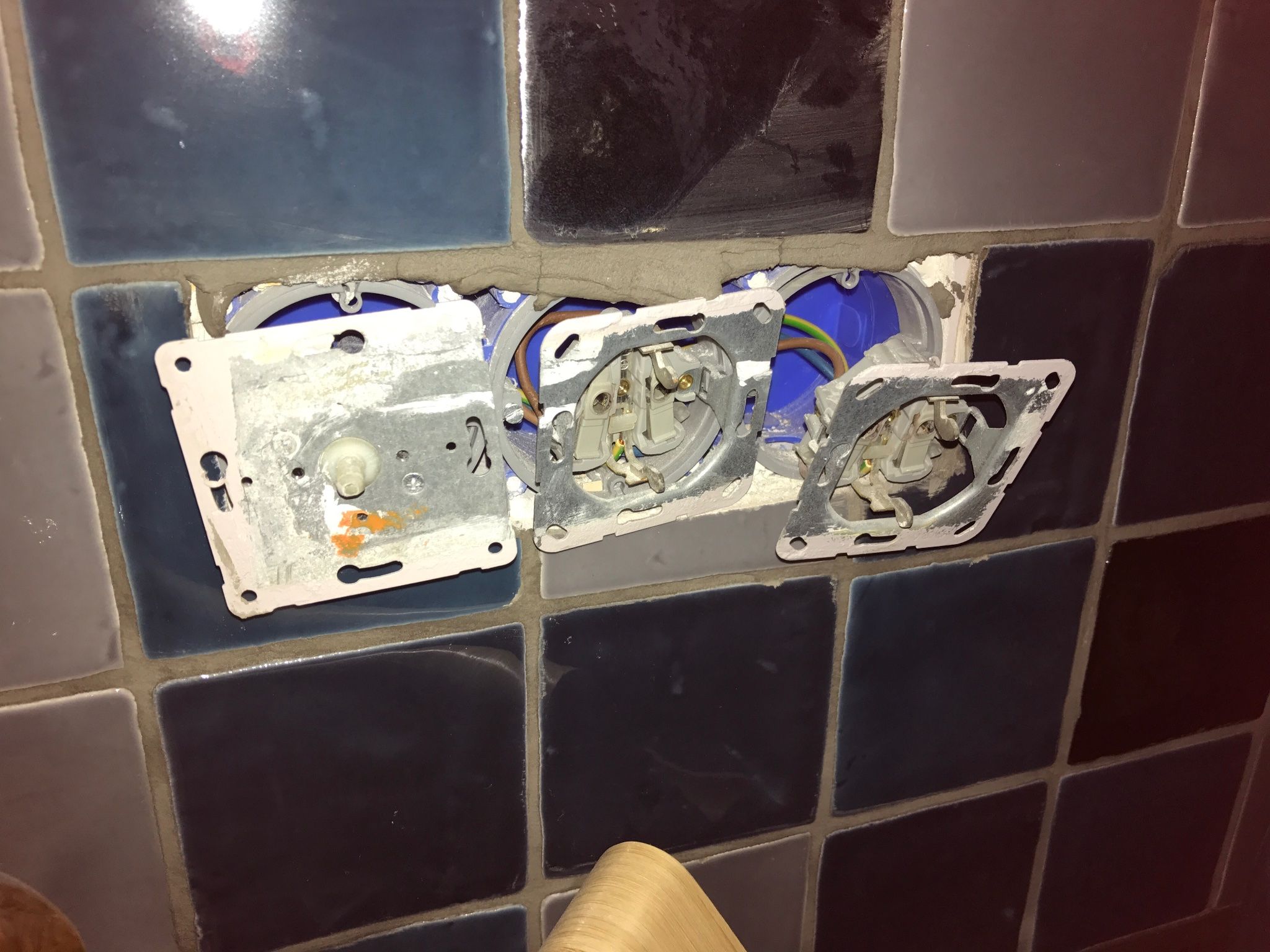 Juiste dimmer plaatsen en stopcontacten goed aan de wand schroeven