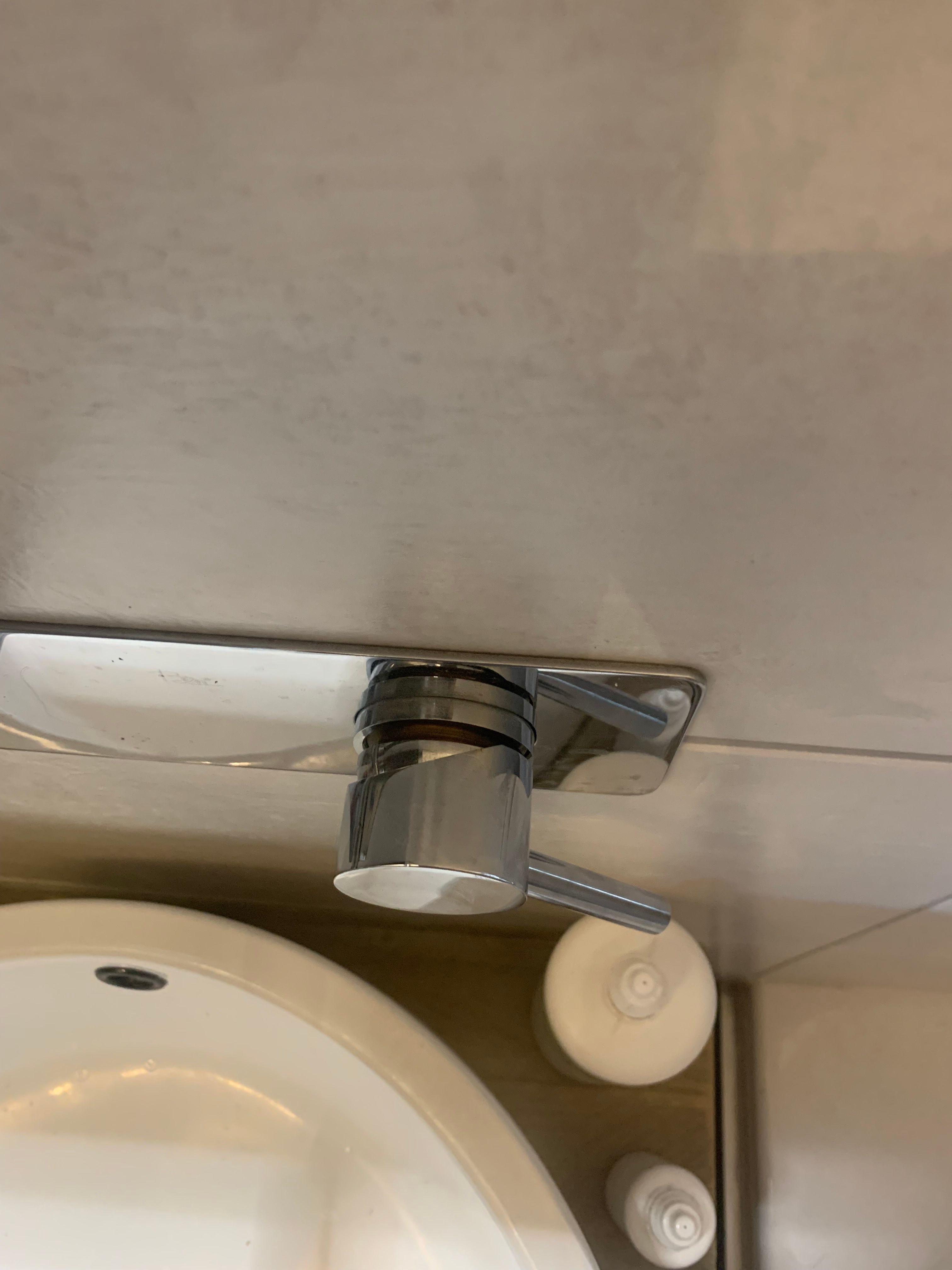 Sanitair plaatsen of vervangen Douche, WC bril monteren en kraan f... Werkspot