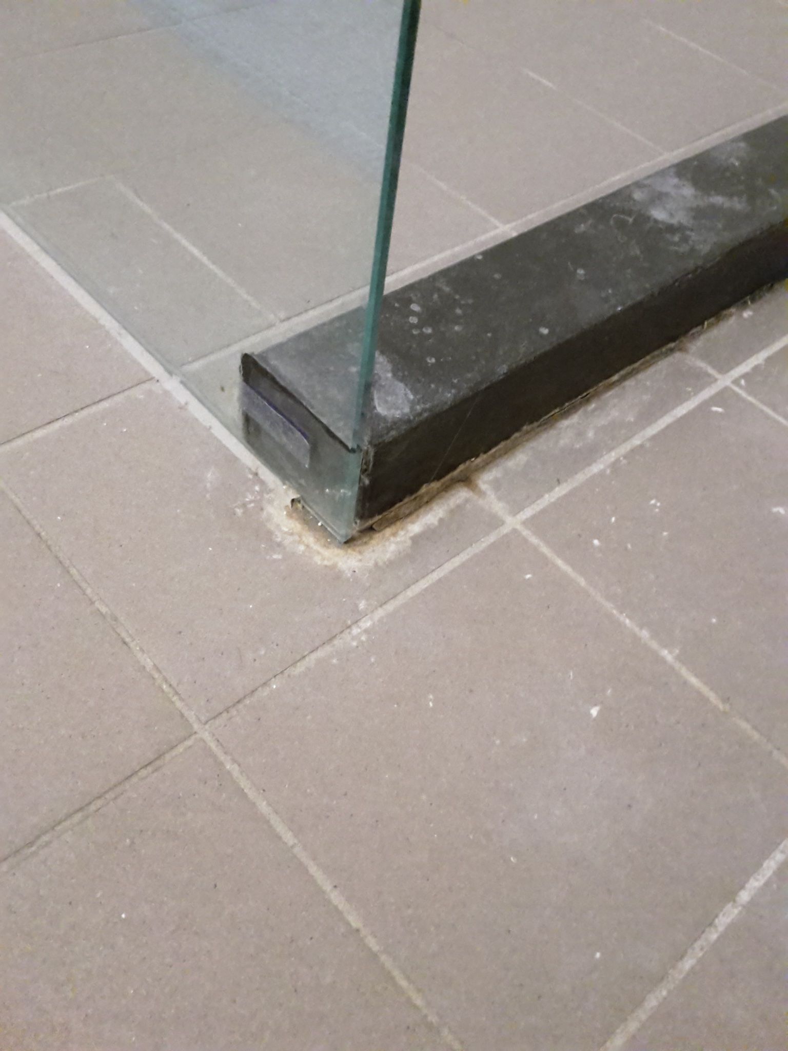 Douchewand en dorpel in douche afkitten Werkspot