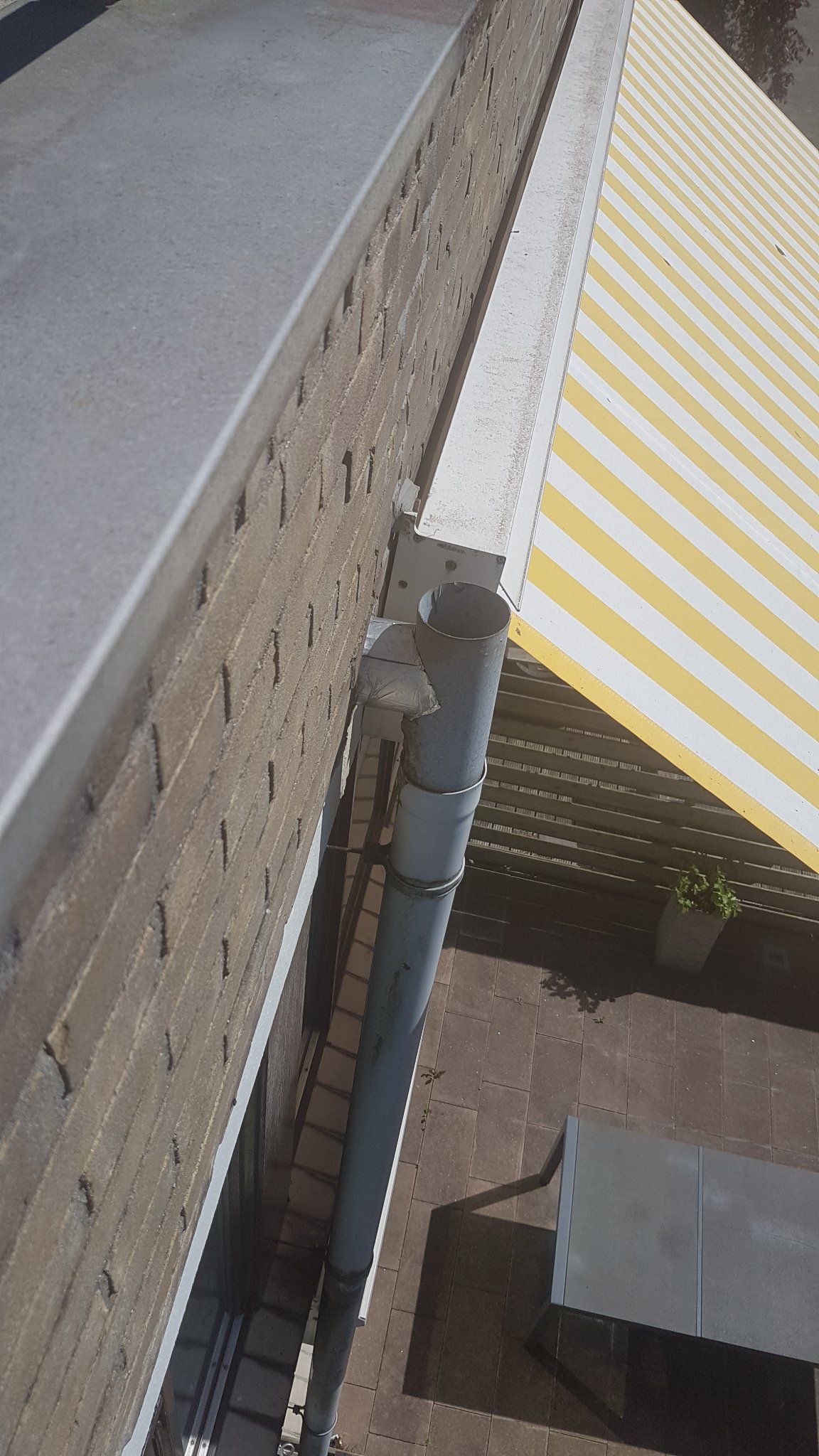 Plaatsen en waterdichtmaken regenpijp door muur Werkspot