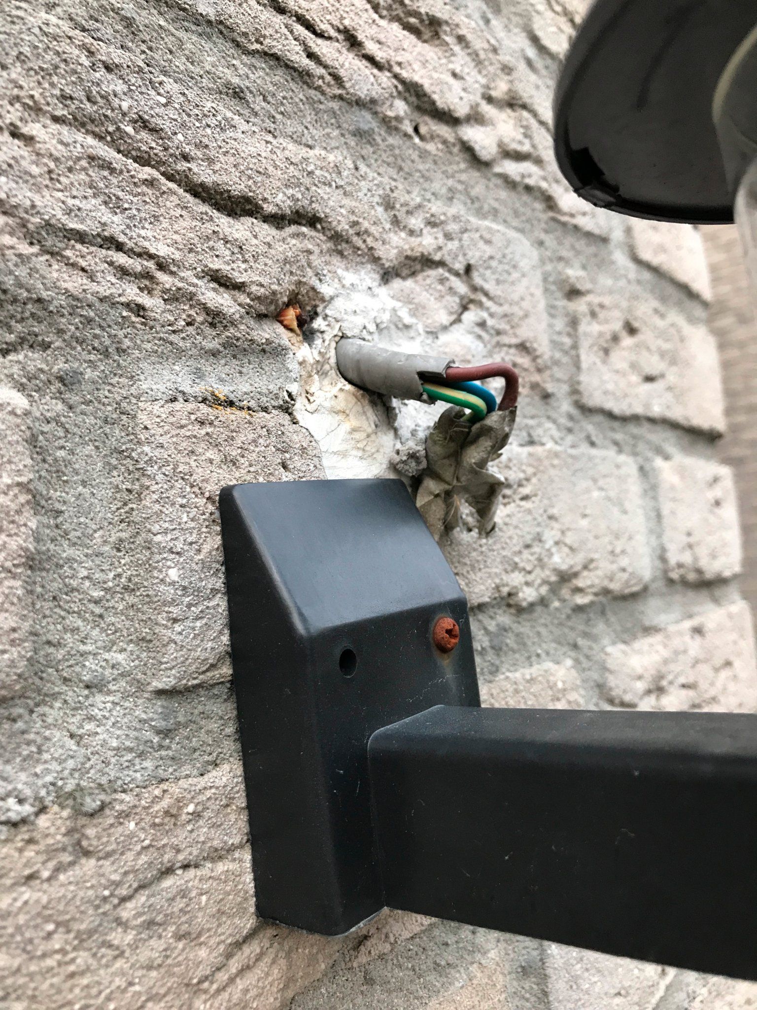 Install lamp on brick wall Werkspot