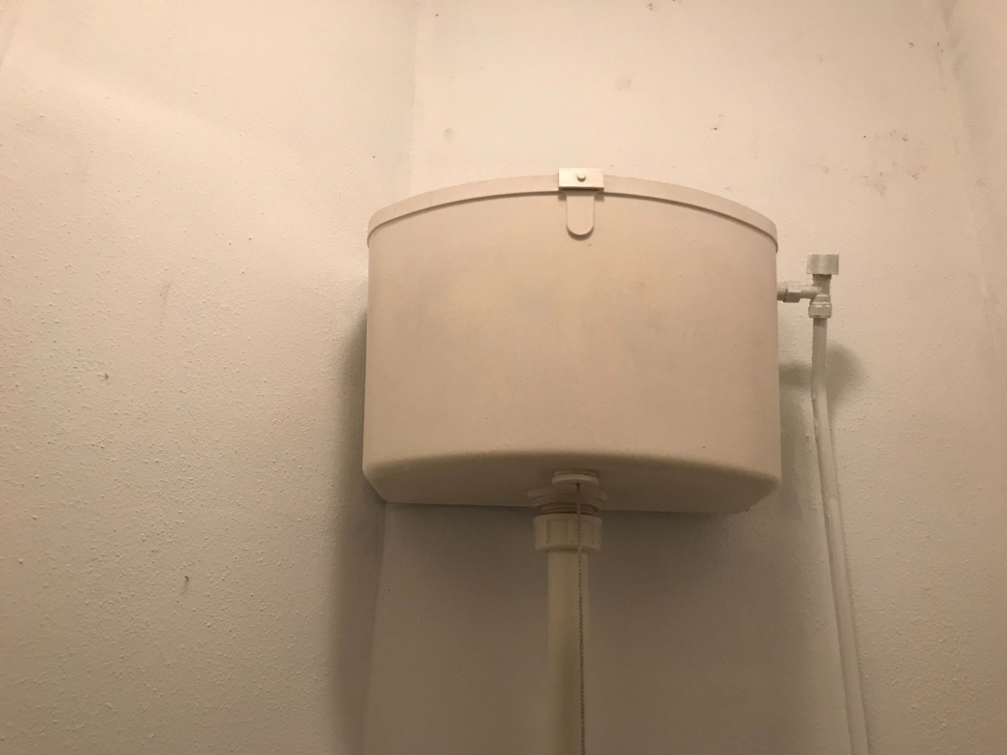 Toilet hoog hangend reservoir Werkspot