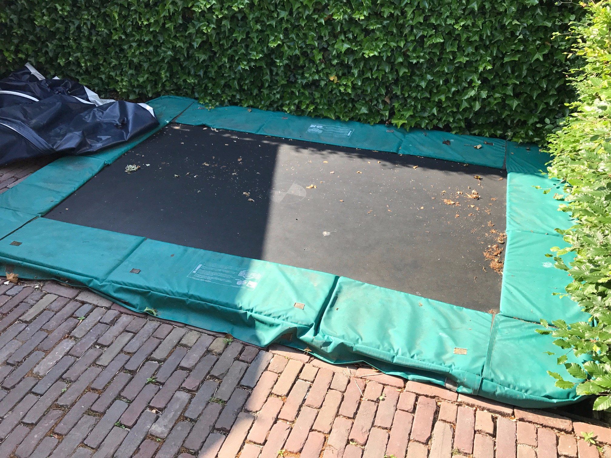 trampoline verwijderen en afvoeren/zelf houden en gat dichtgooien