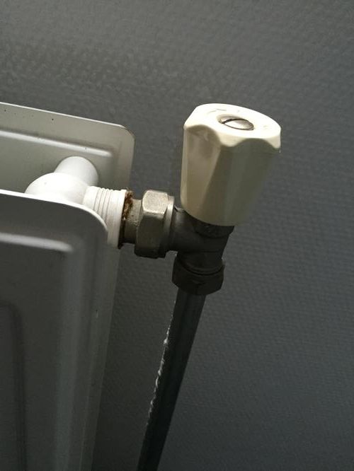 Radiator afkoppelen en leidingen afdoppen Werkspot