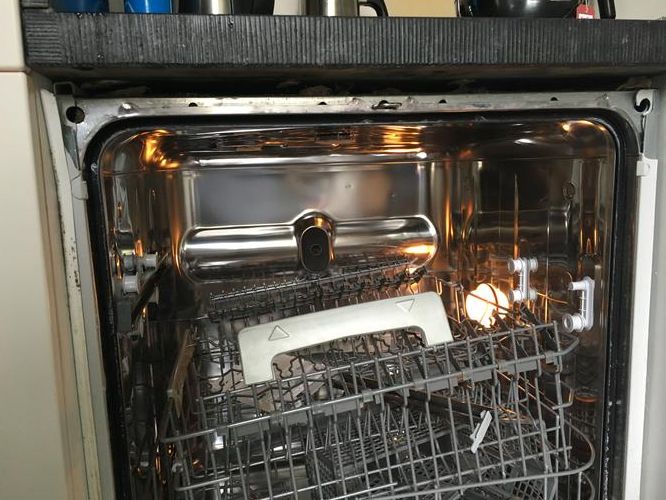 Inbouw afwasmachine eruit halen ( keuken ), krijg ik niet los. En m