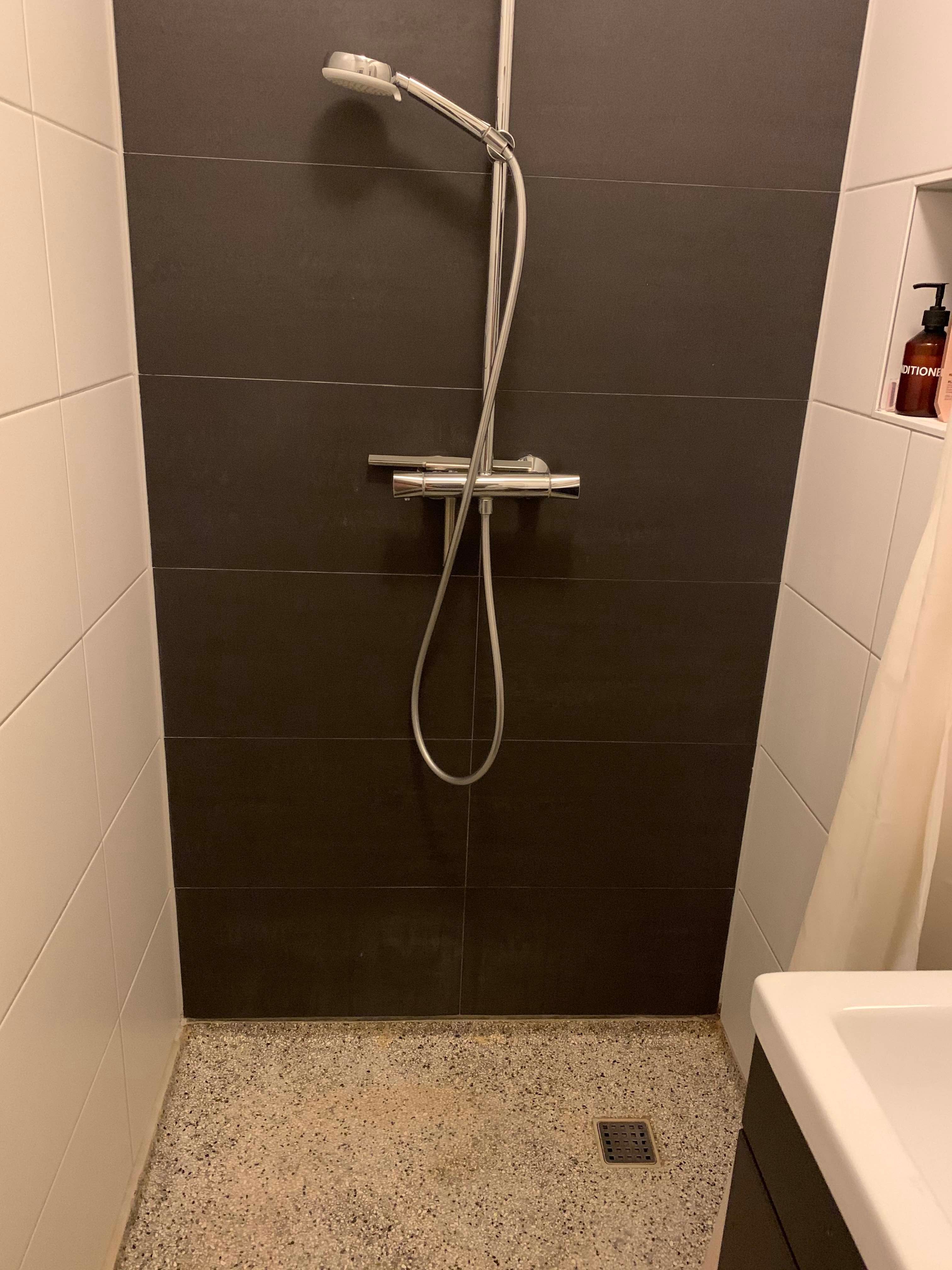 Kitten Douche, Tegels Werkspot