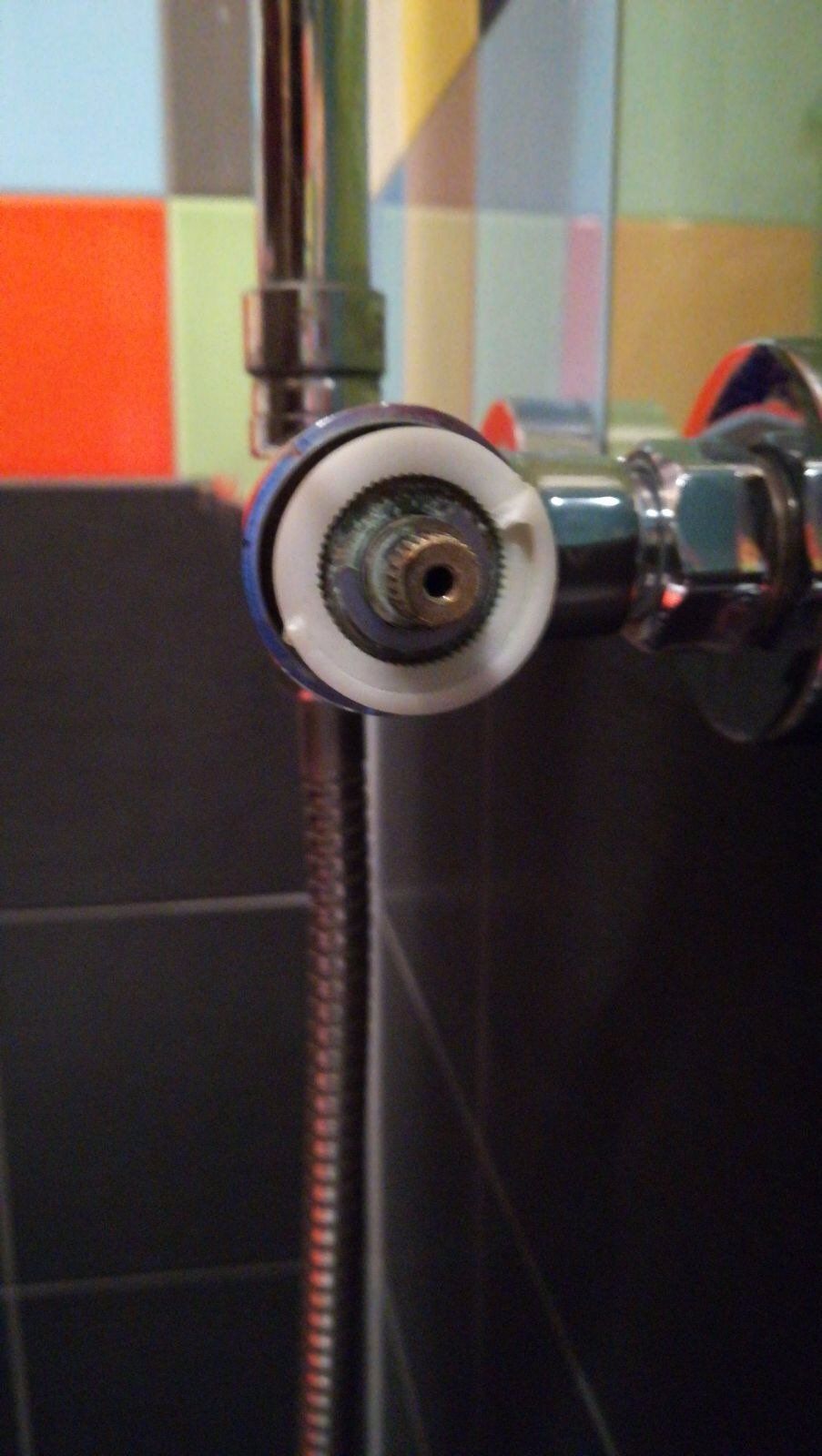 Douchekraan is kapot, dient (deels te worden vervangen) Werkspot