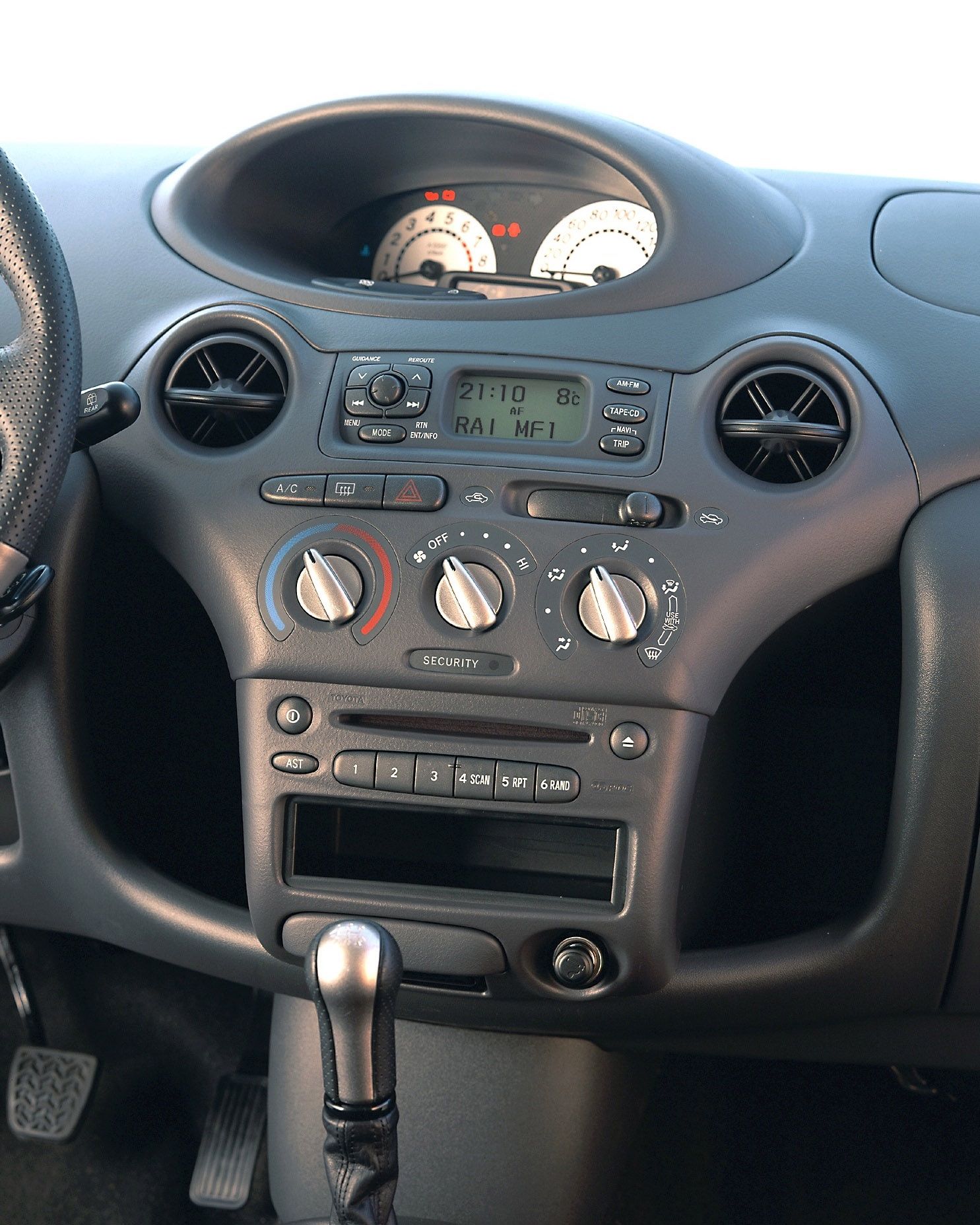 Radio inbouwen auto (Toyota Yaris 1.3 VVT-i 2004) - Werkspot