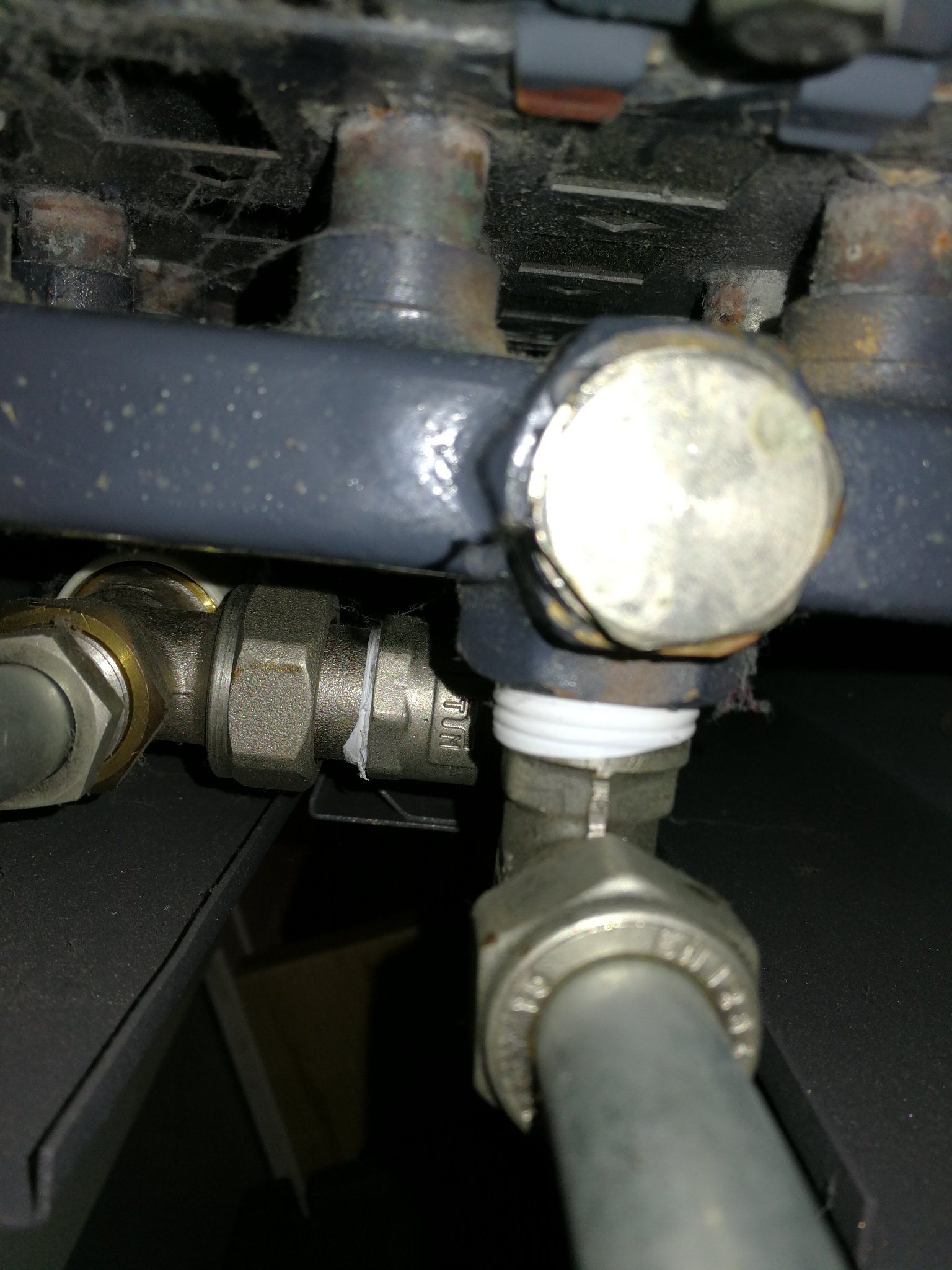 Jaga radiator lekt bij bout (zie foto) Werkspot