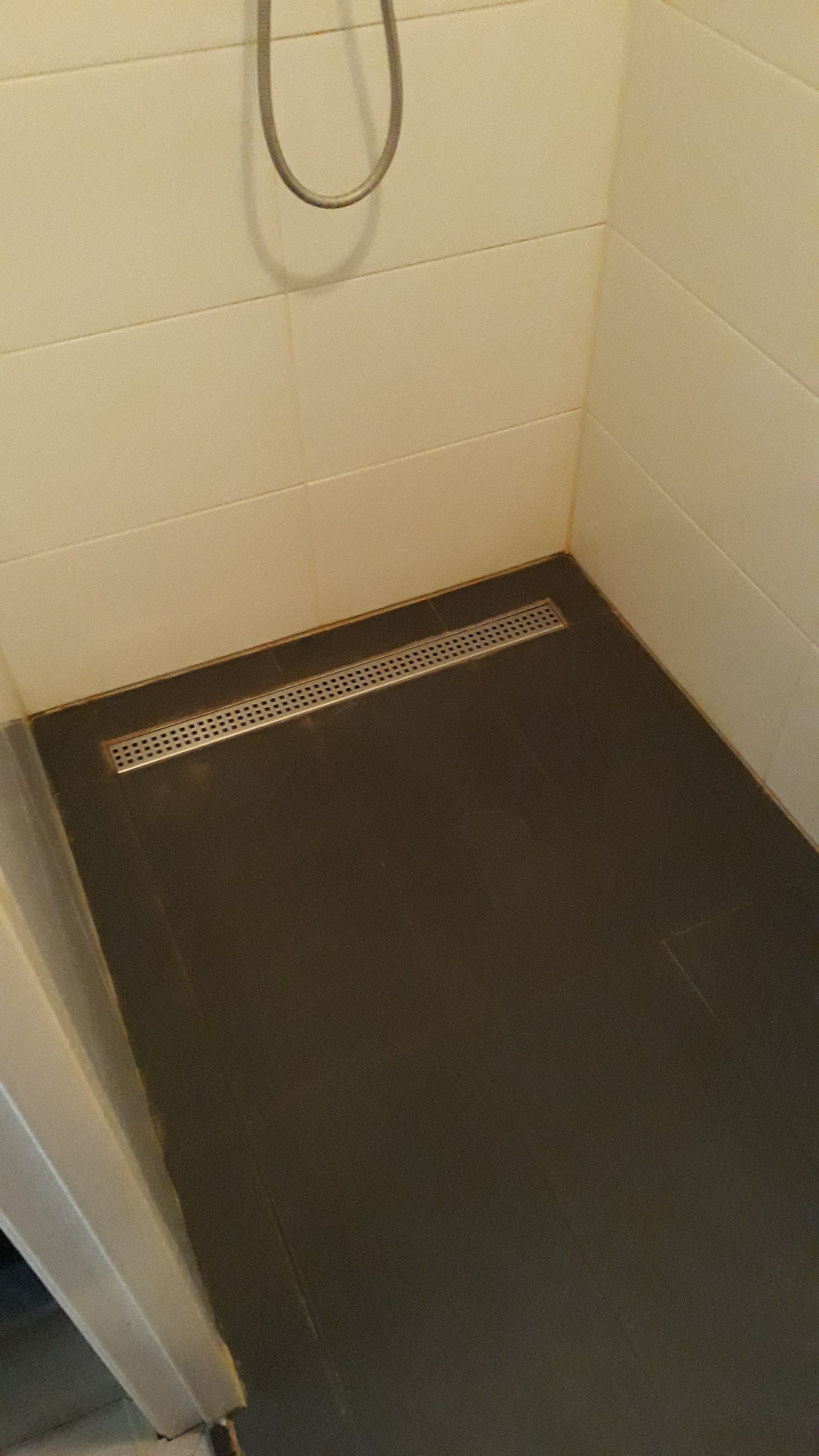 Kitten Douche, Tegels Werkspot