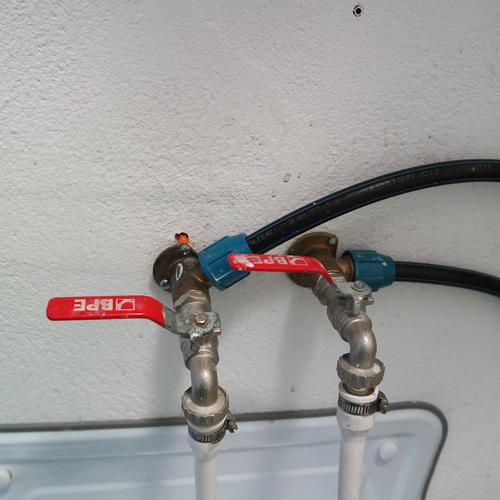 opnieuw aansluiten van warm en koudwater kraan. Werkspot