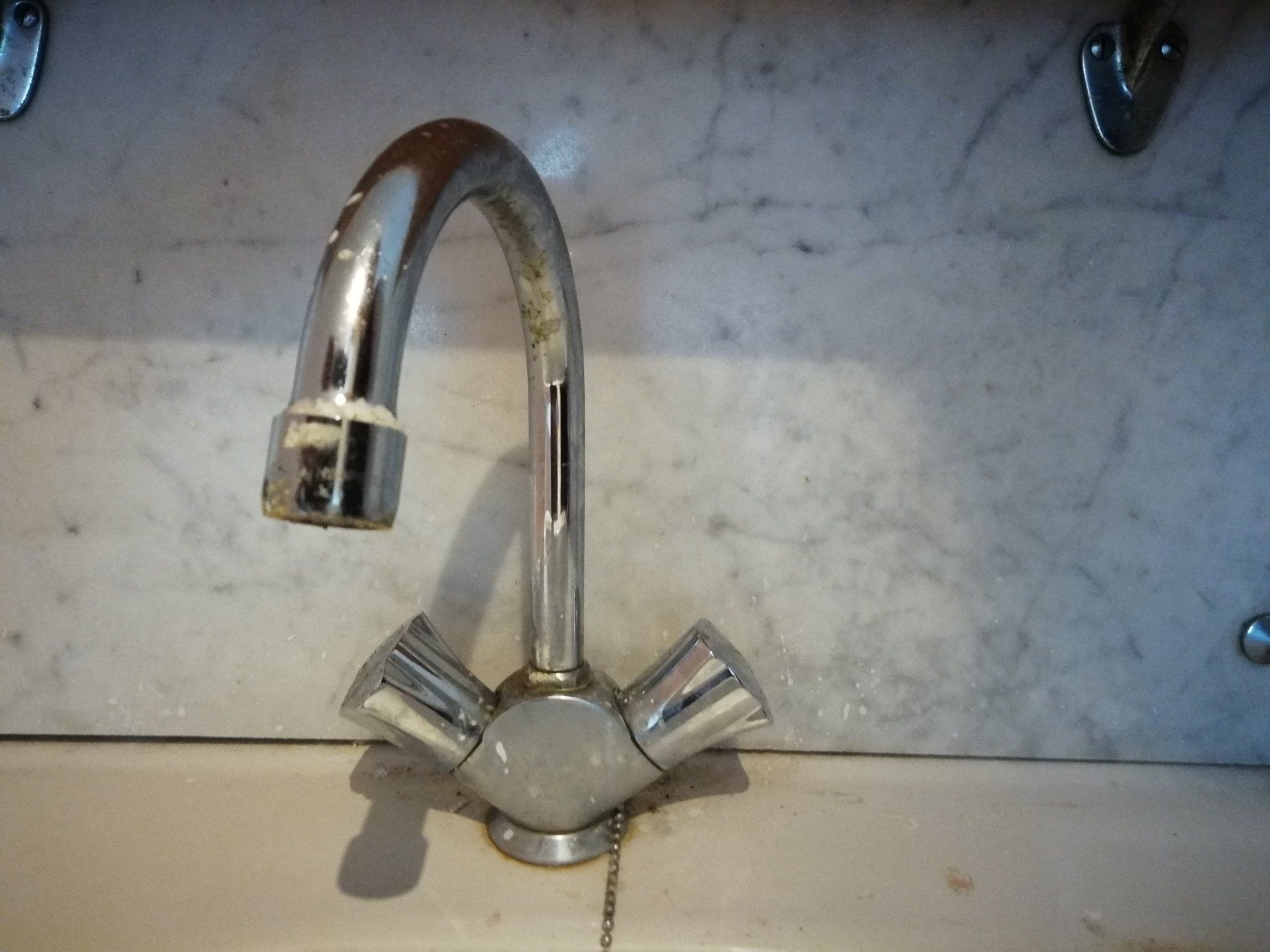 Wastafel vervangen (incl. overzetten warm/koud water kraan) Werkspot