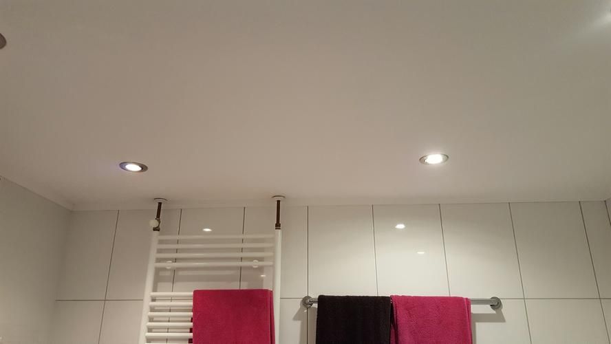 Badkamer douchevloer opnieuw betegelen,kitten en plafond witten Werkspot