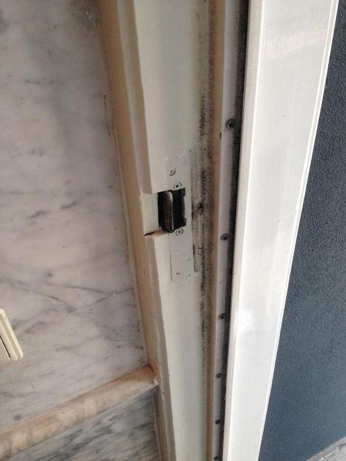 Deurdranger herstellen of instellen, zodat deur