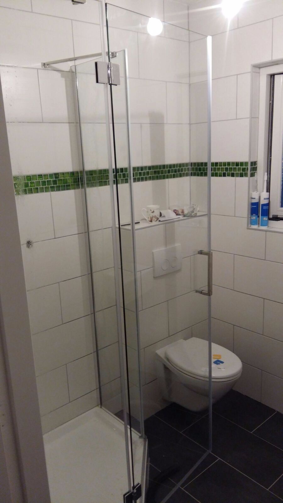 glazen douchecabine plaatsen op douchebak vijfhoek Werkspot