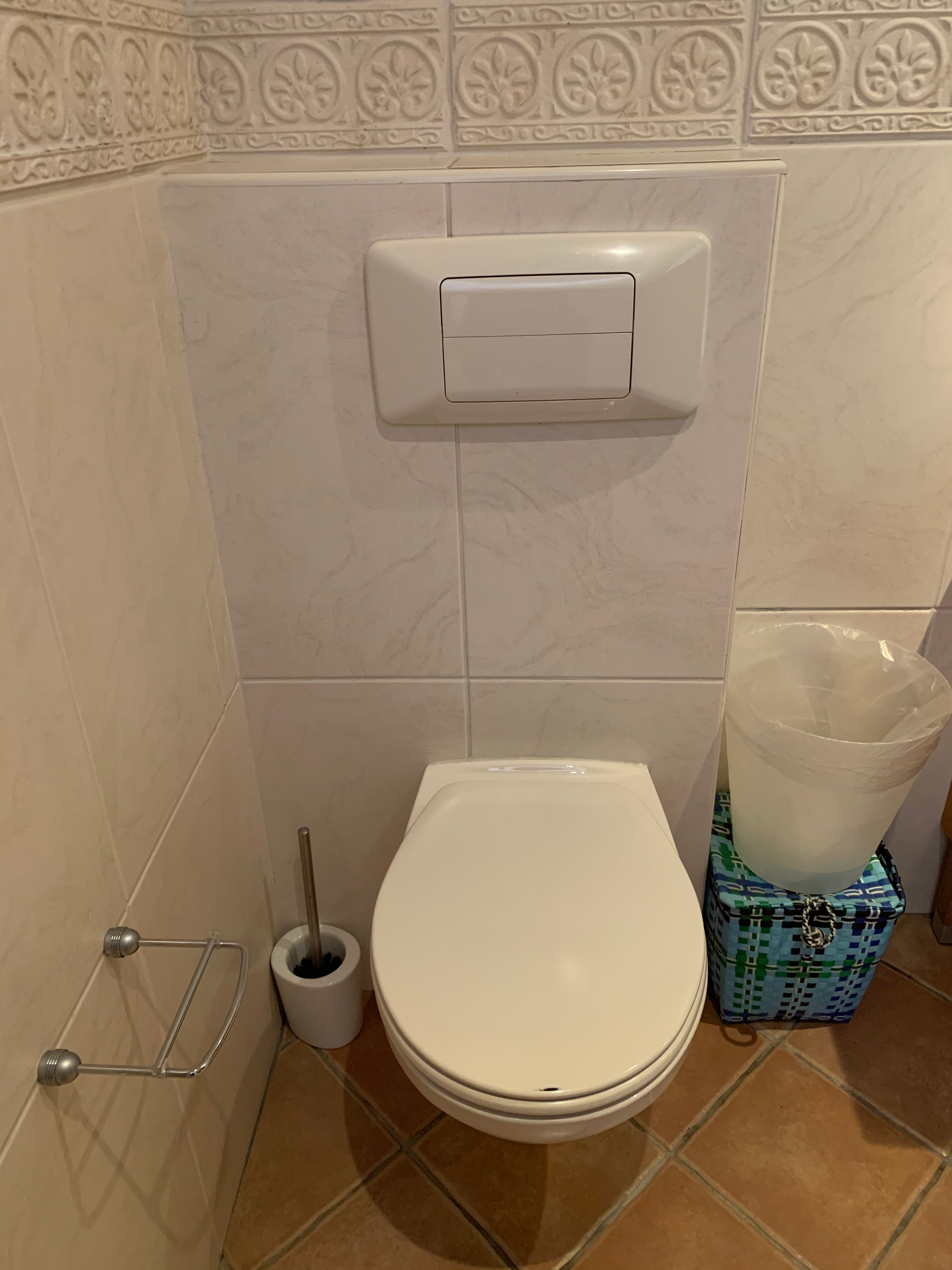 Toilet repareren Na het doortrekken van de wc blijft het water (we... Werkspot