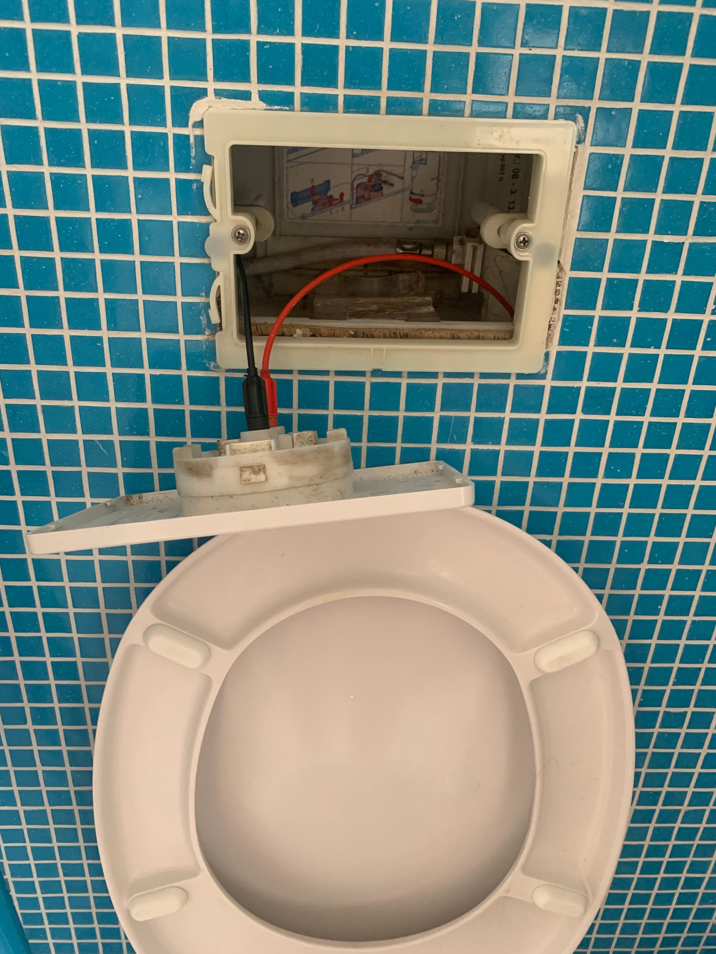 Toilet repareren Na het doortrekken blijft het water doorstromen Werkspot