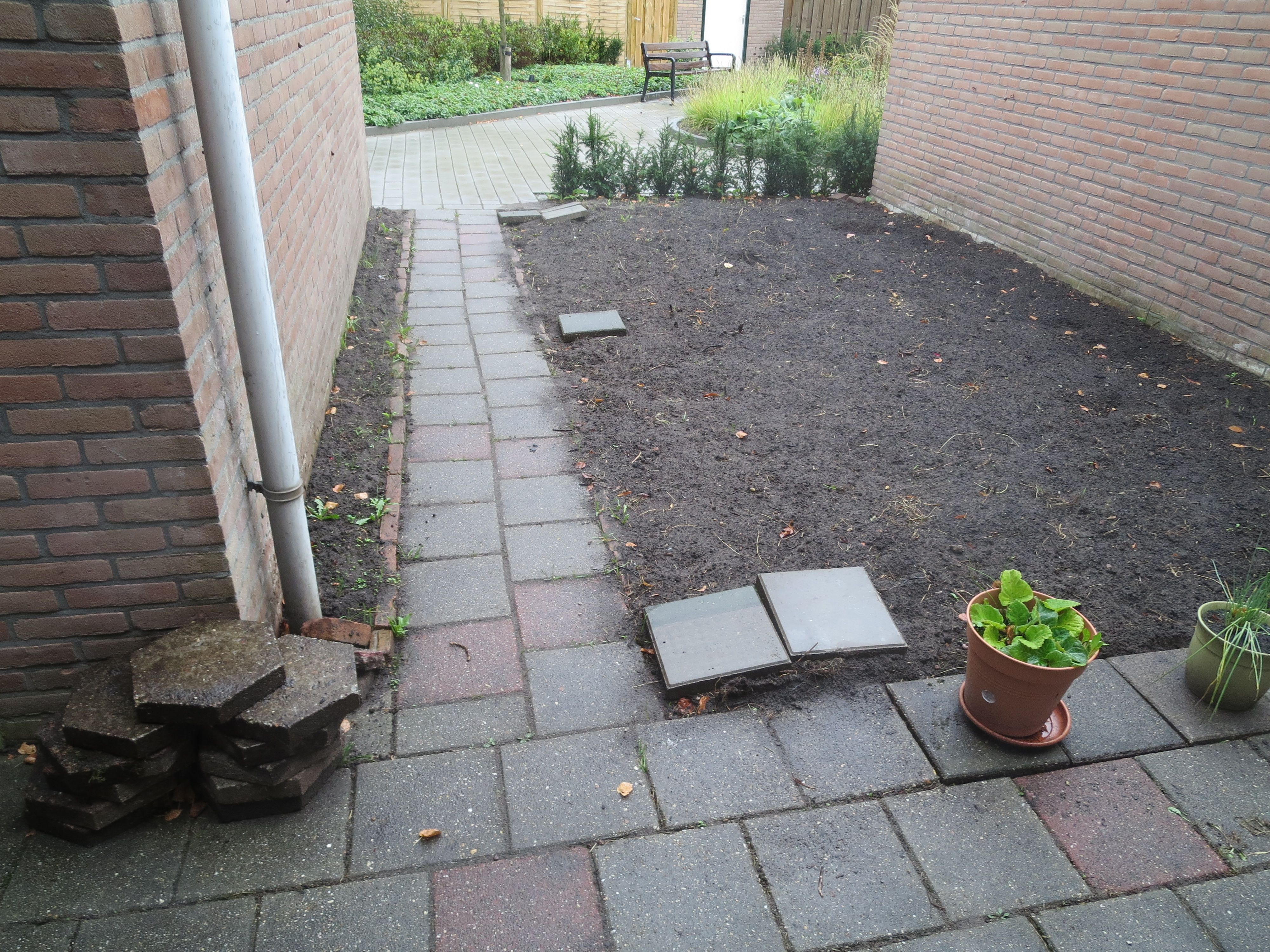 Bestrating: 31 m2; Tuin of Patio; Beton, Tegels, Betontegels zijn r