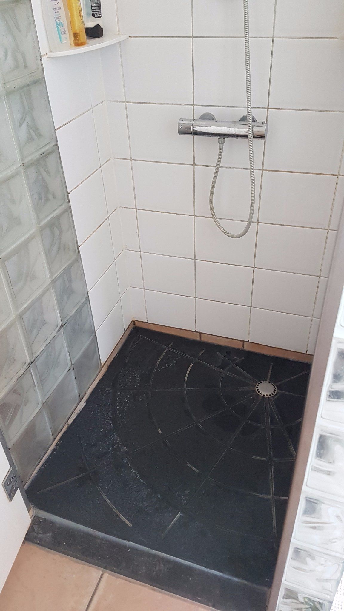 Badkamer nieuwe douche, muur en vloer betegelen Werkspot