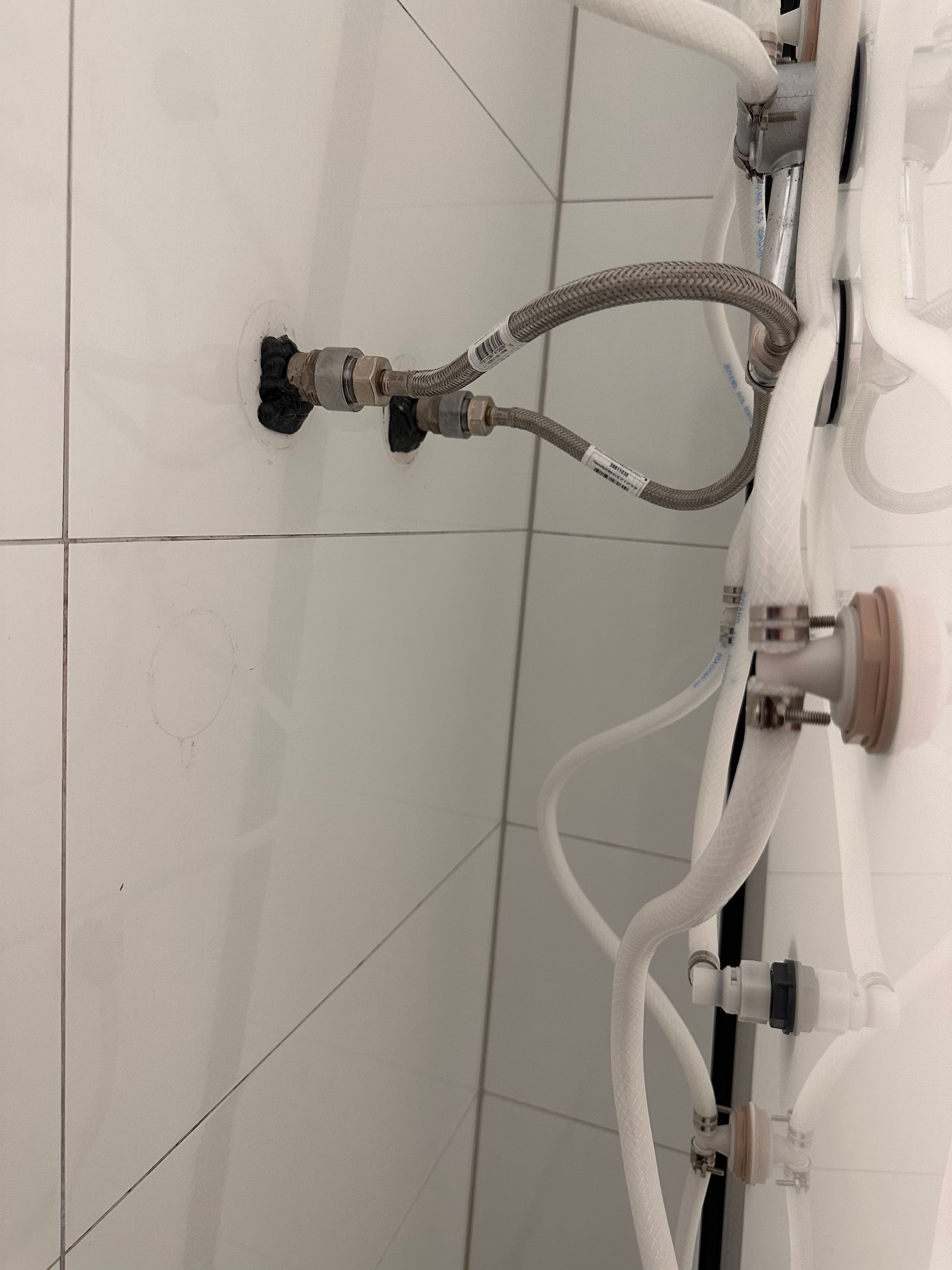 Kraan 2 kranen; Badkamer; Douch leiding aansluiten met bochtje. 3/... Werkspot