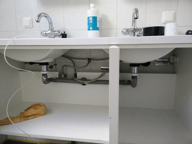 Afvoer dubbele wastafel verstopt/vervangen Werkspot