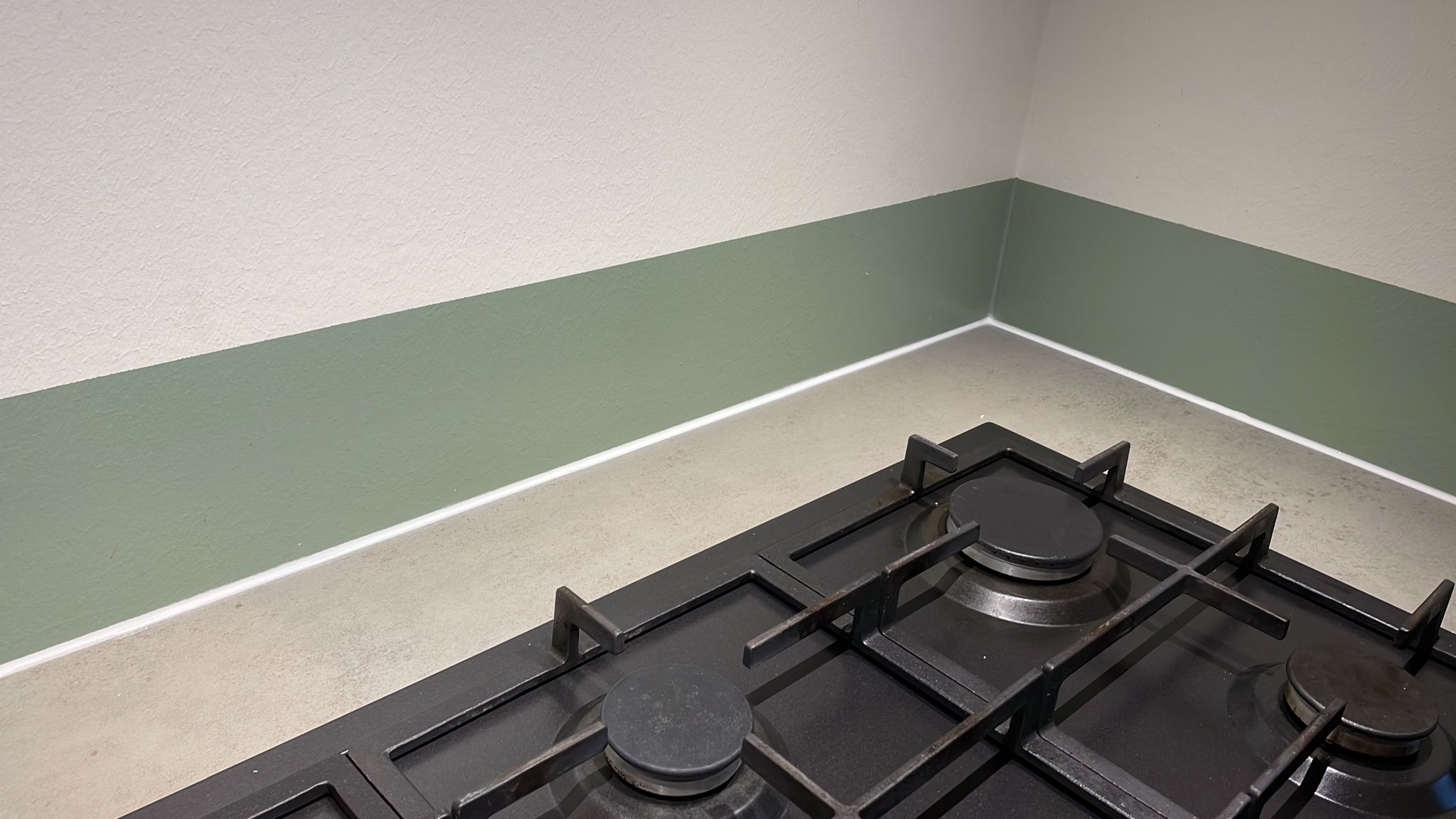 Kitten Aanrecht, Een rand op de badkamer lang het plafon + aanrecht