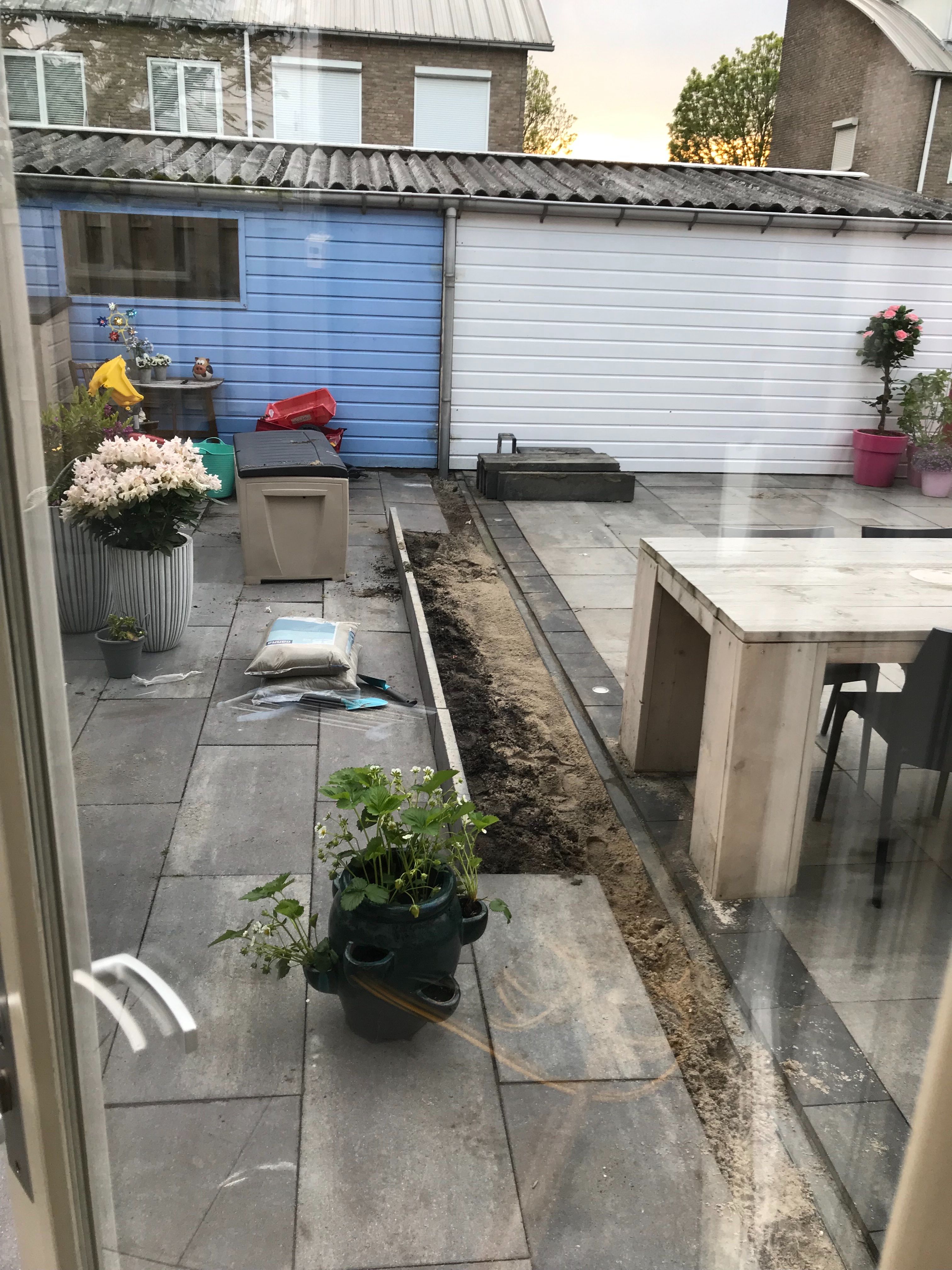 Bestrating: 55 m2; Tuin of Patio; Tegels - Werkspot