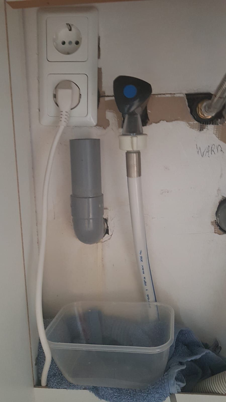 Riolering en afvoer Afvoer wasmachine verstopt en lekt via muur Werkspot