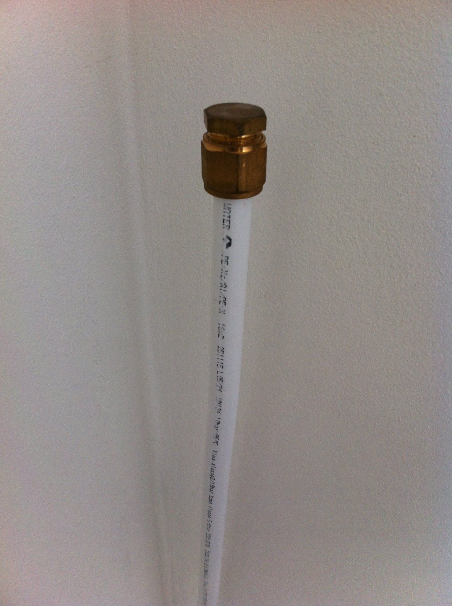 Kraan installeren op afgedopte waterleiding voor aansluiten wasmachine