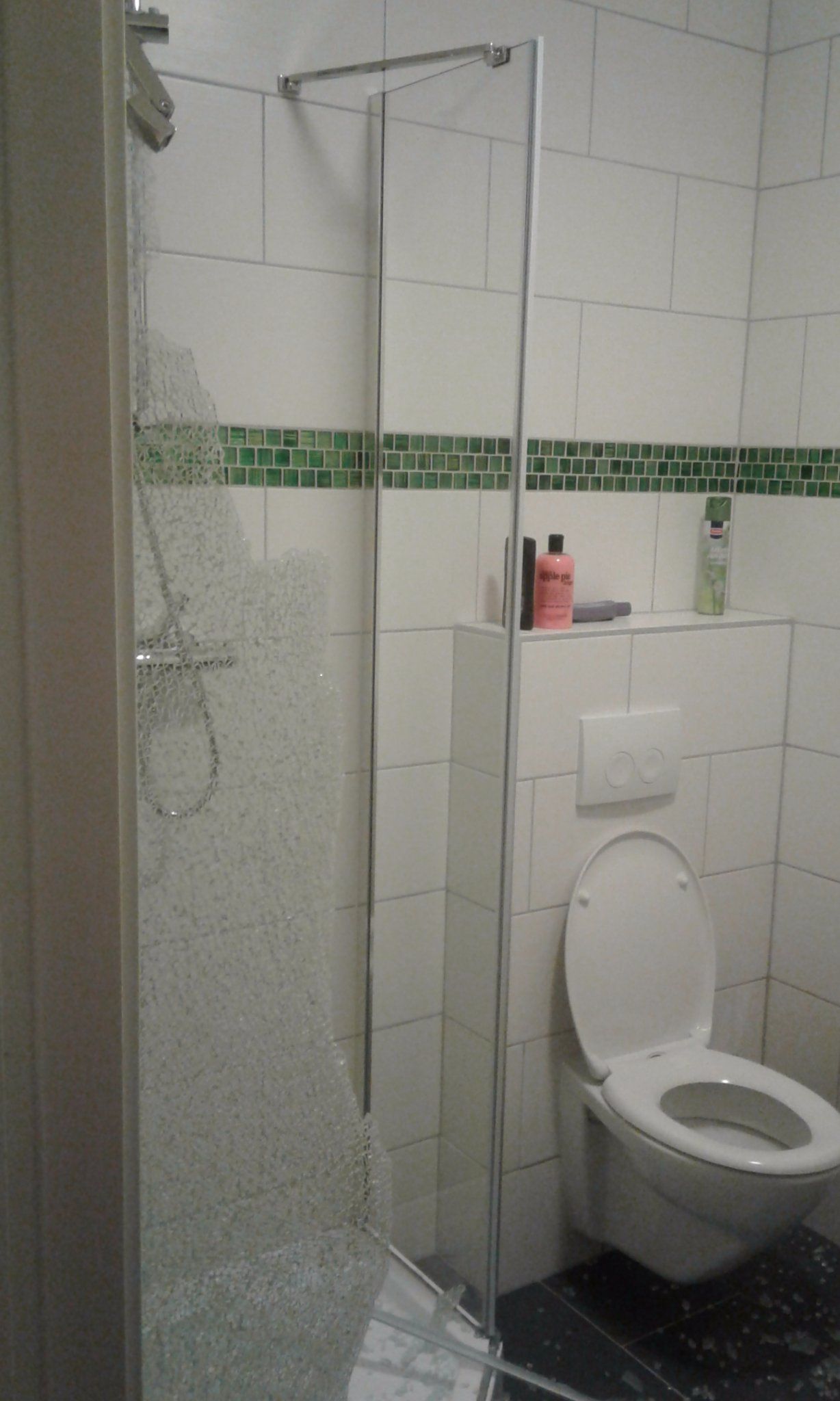 glazen douchecabine plaatsen op douchebak vijfhoek Werkspot