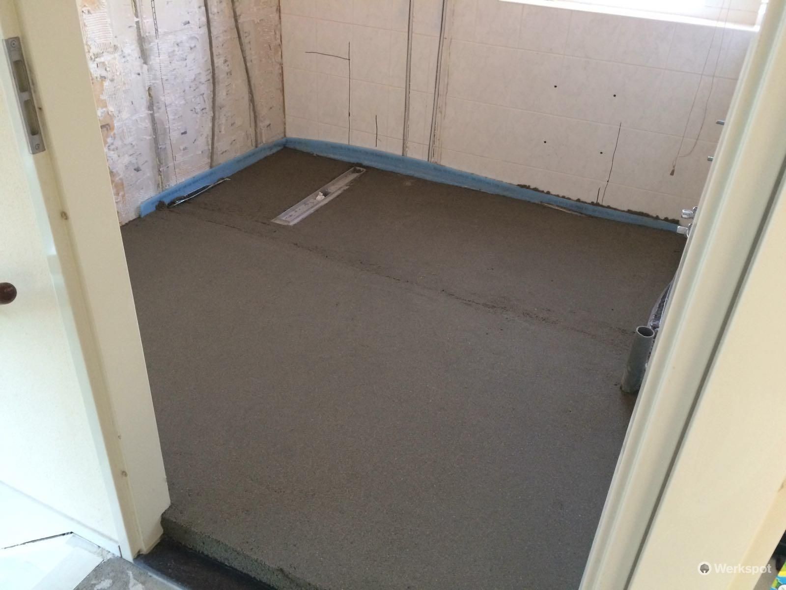 Badkamer vloer 210cm x230cm dekvloer leggen Werkspot