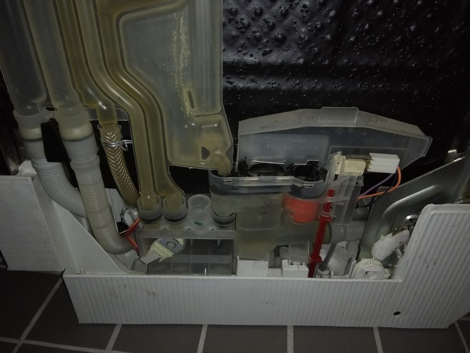 Vaatwasmachine lekt aan onderkant Werkspot