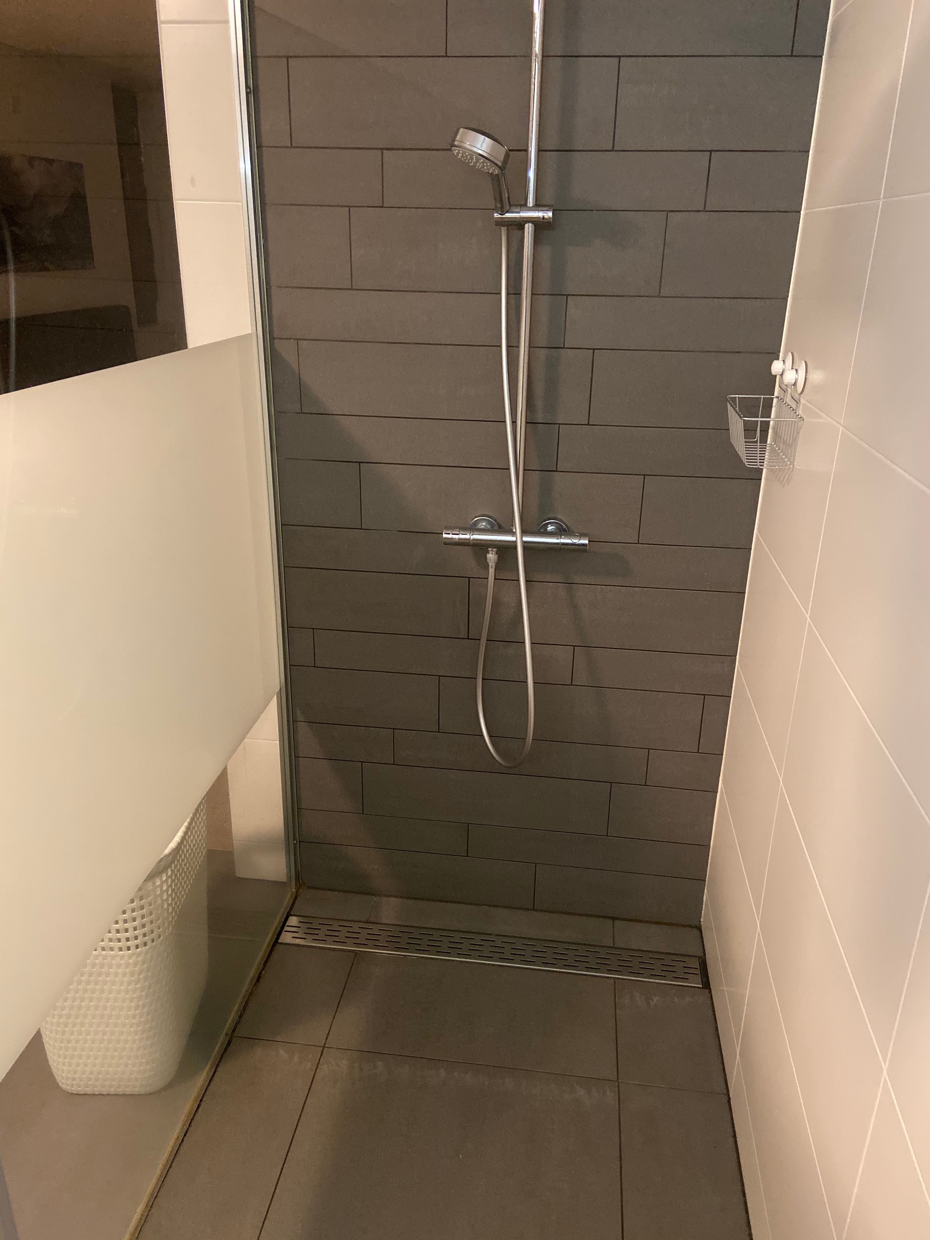 Kitten Douche, Tegels Werkspot