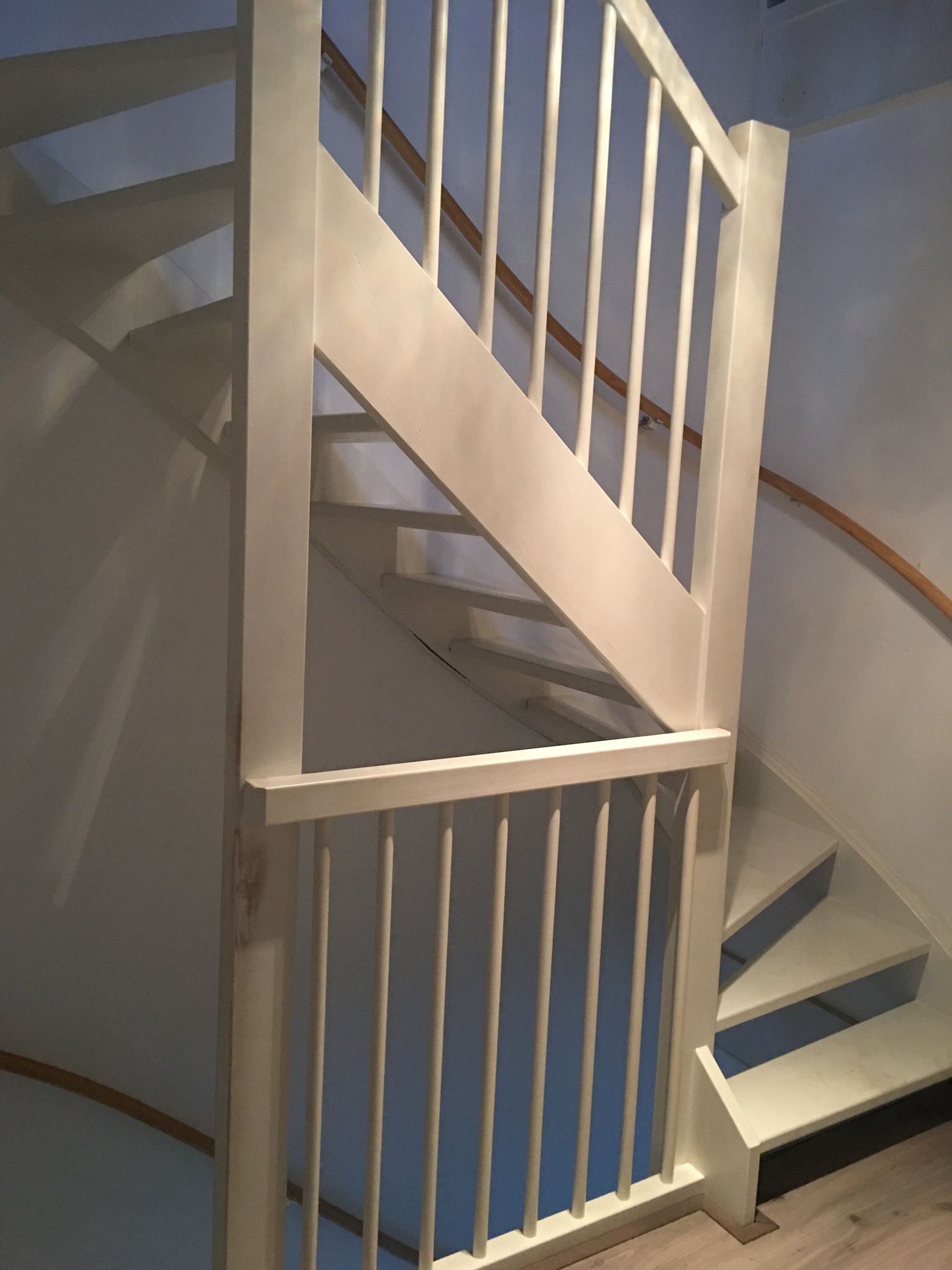 2 trappen met behorende gedeelte schuren en verven Werkspot