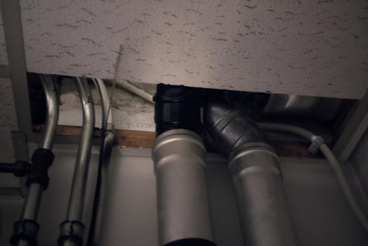 Opnieuw kitten douchecabine + herstellen tegels + gat met leidingen