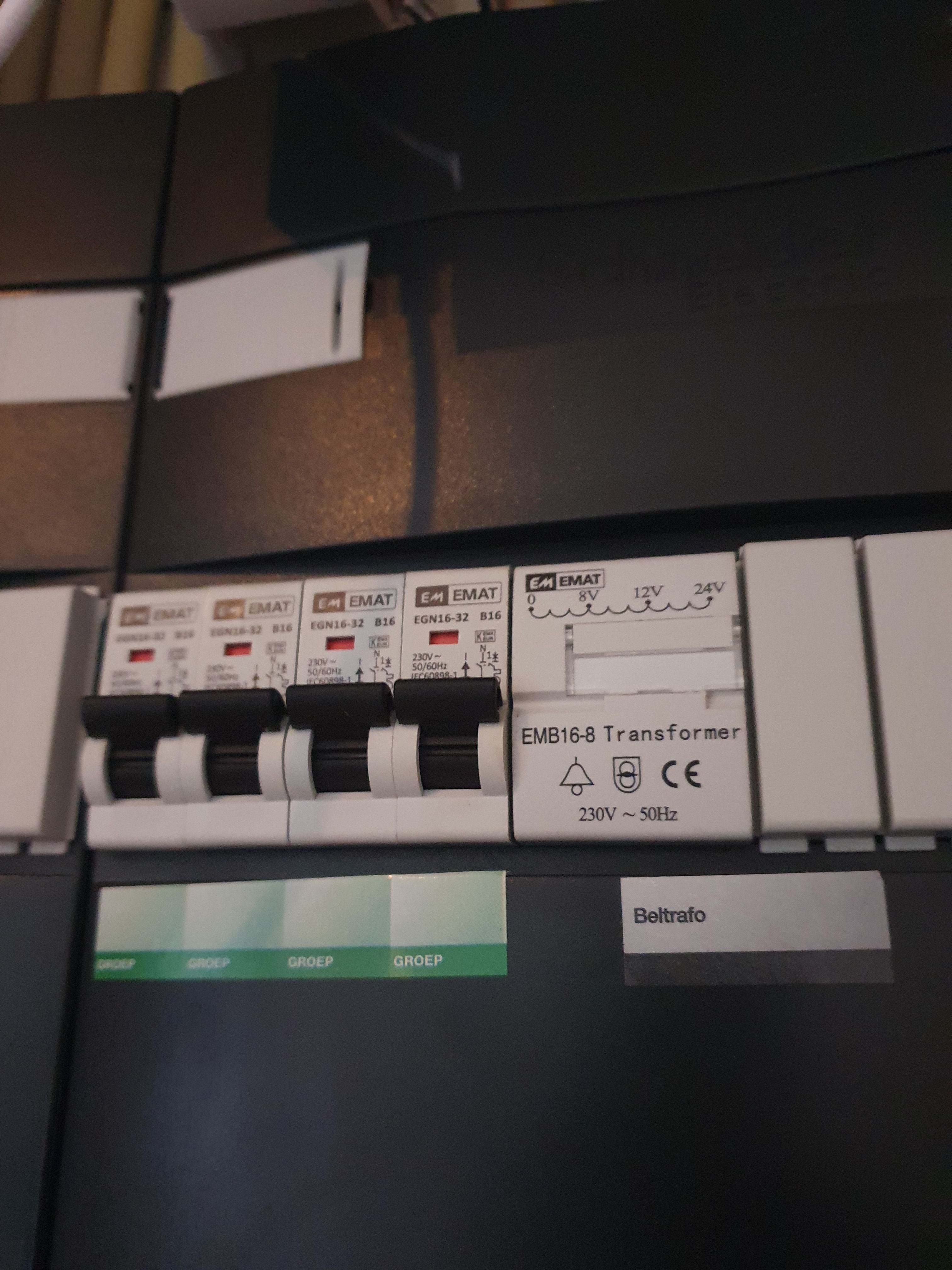 Groepenkast installeren of vervangen Time switch voor buitenlampen