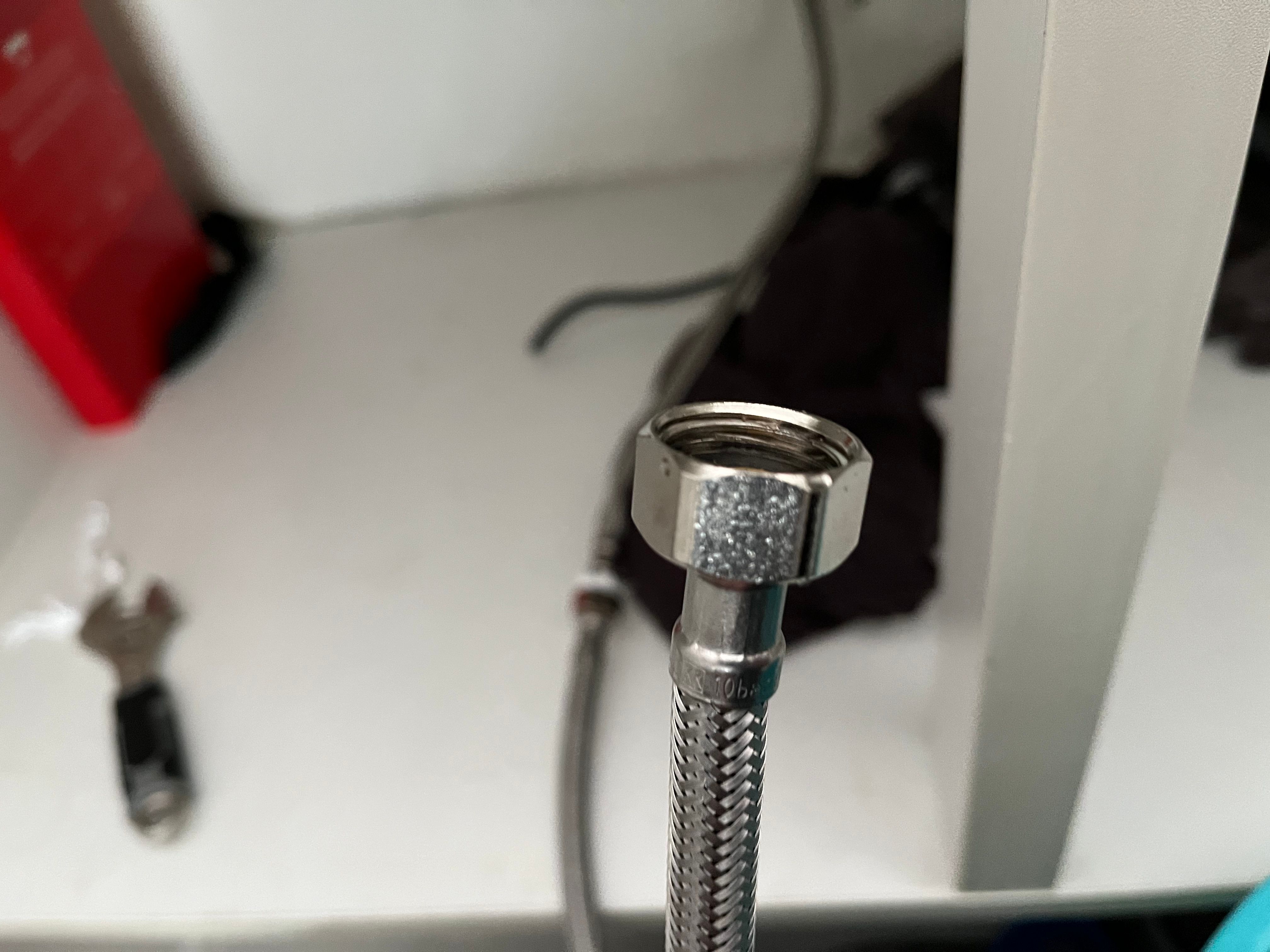 Keukenkraan aansluiten op warmwater toevoer. Werkspot