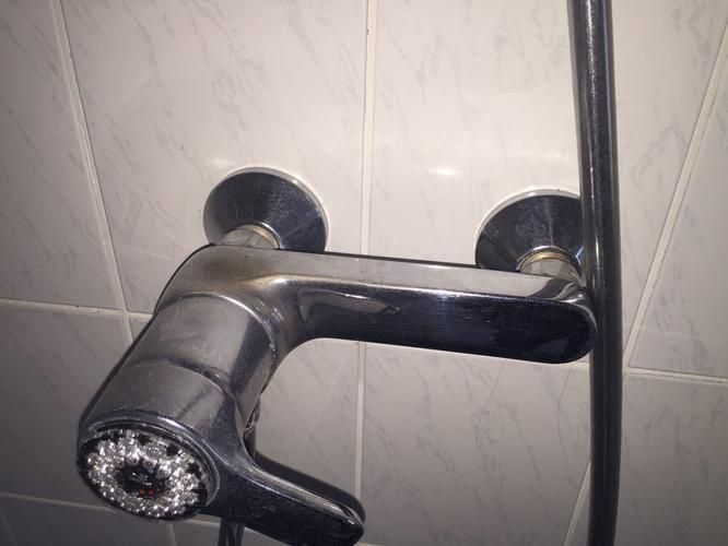 Vervangen mengkraan douche, inclusief afbreken en herstellen tegelwerk Werkspot