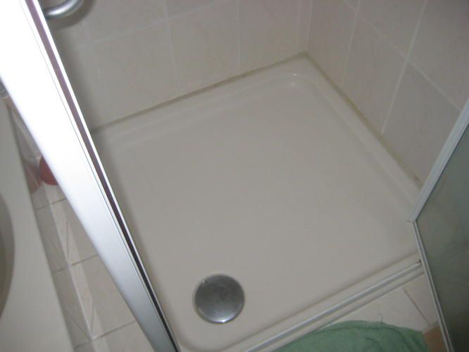 Opnieuw afkitten douchebak in cabine Werkspot