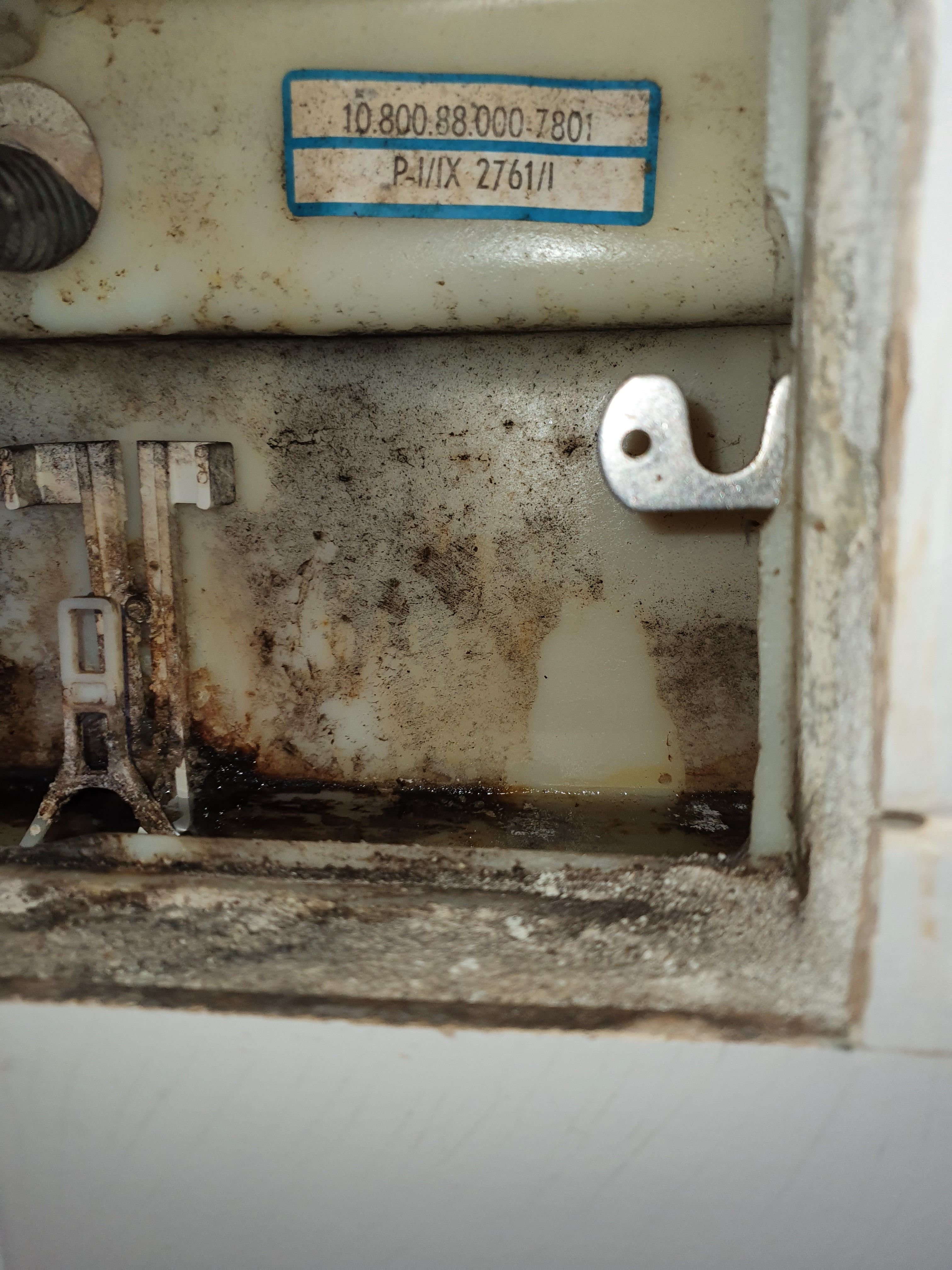Lekkage kraan inbouw toilet loopt door. in de badkamer. GEBERIT1