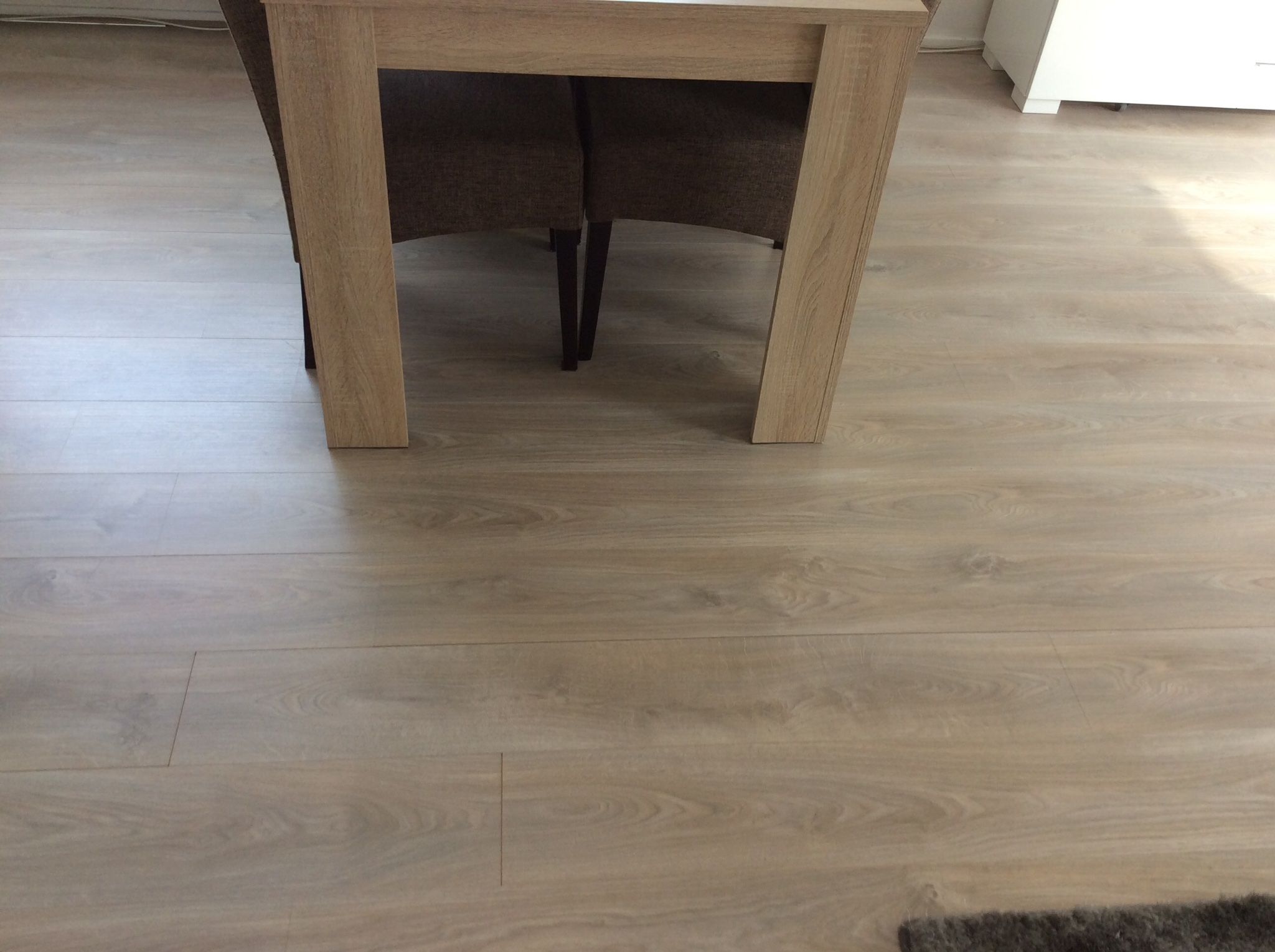 Laminaat met kieren deels eruit halen en opnieuw erin leggen Werkspot